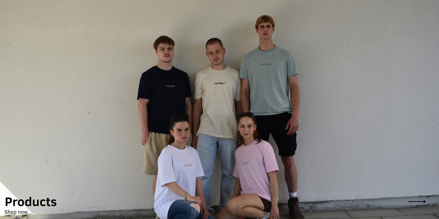 Eine Gruppe Erwachsener trägt verschiedene Oversized T-Shirts der Marke unfgtble