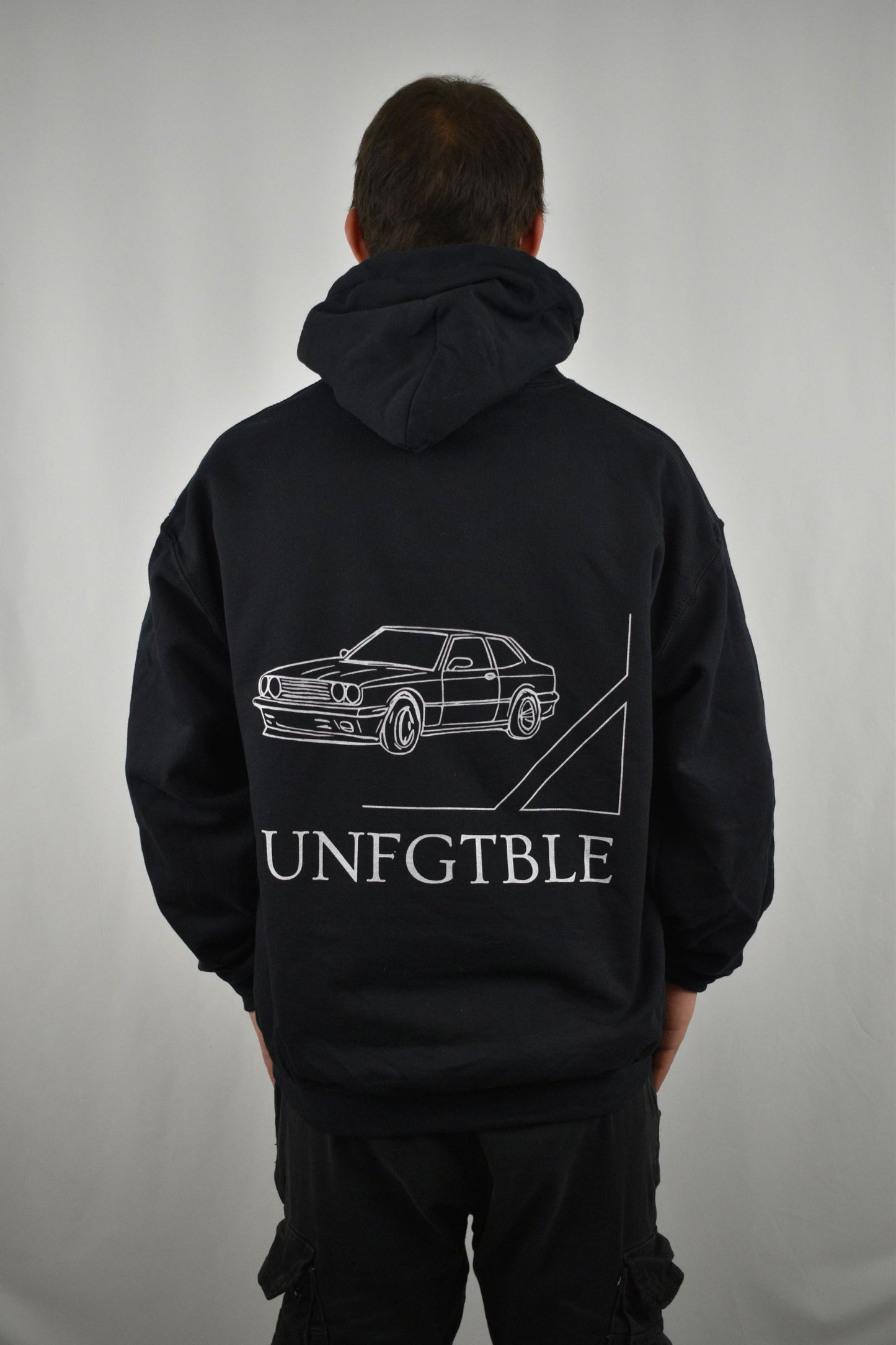Oversized Hoodie Car in Schwarz in der Rückansicht - nachhaltige Streetwear von unfgtble