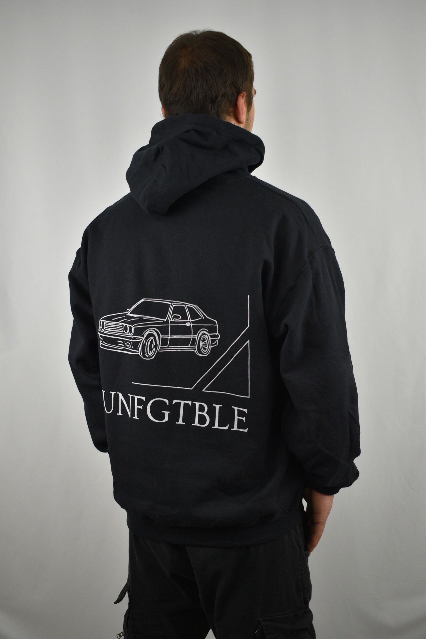 Oversized Hoodie Car in Schwarz in der Seitenansicht - nachhaltige Streetwear von unfgtble