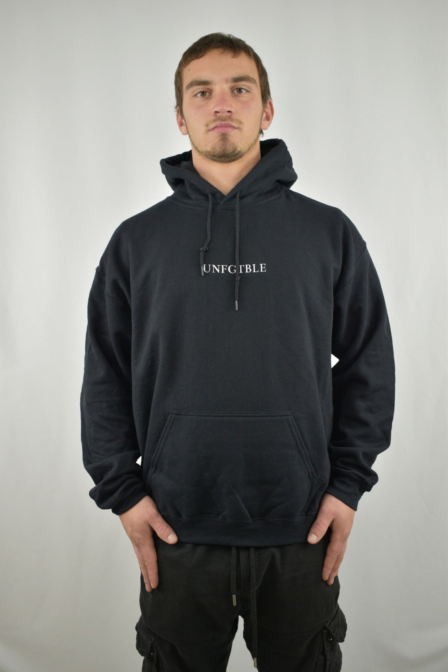 Oversized Hoodie Car in Schwarz in der Frontansicht - nachhaltige Streetwear von unfgtble