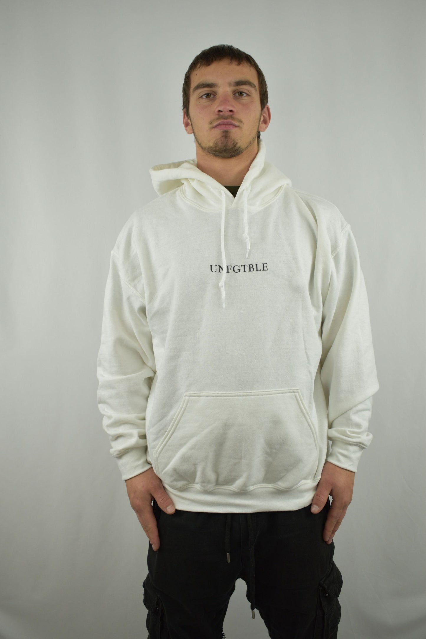 Oversized Hoodie Car in Weiß in der Frontansicht - nachhaltige Streetwear von unfgtble