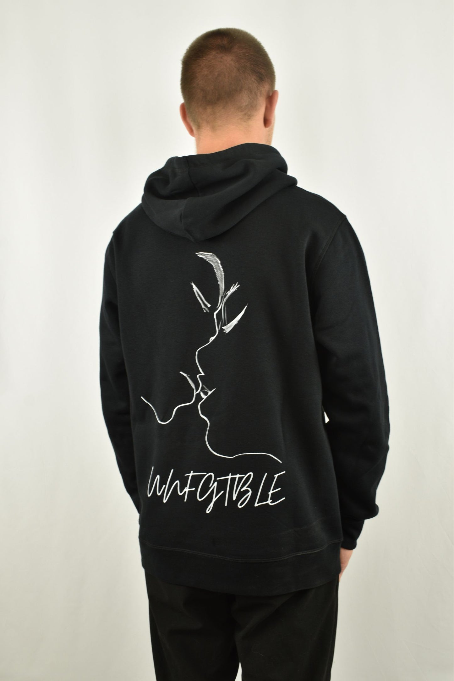 Oversized Hoodie Couple in Schwarz in der Seitenansicht - nachhaltige Streetwear von unfgtble