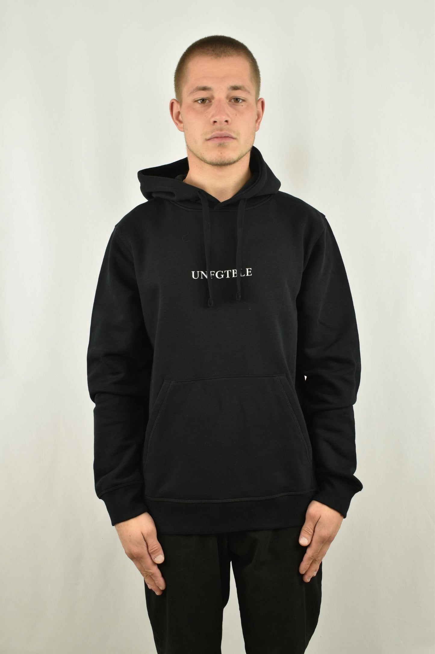 Oversized Hoodie Couple in Schwarz in der Frontansicht - nachhaltige Streetwear von unfgtble