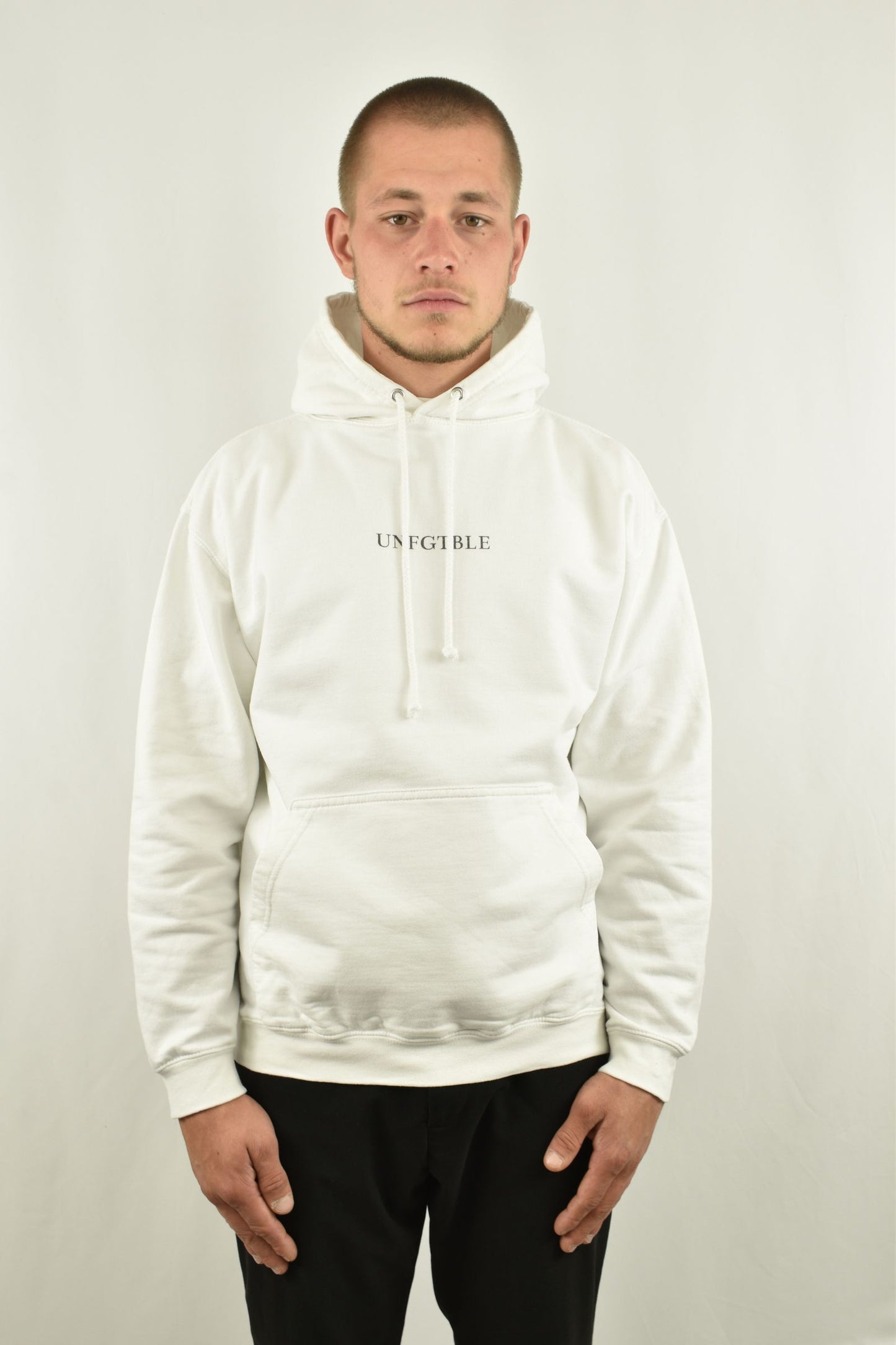Oversized Hoodie Ice Cold in Weiß in der Frontansicht - nachhaltige Streetwear von unfgtble