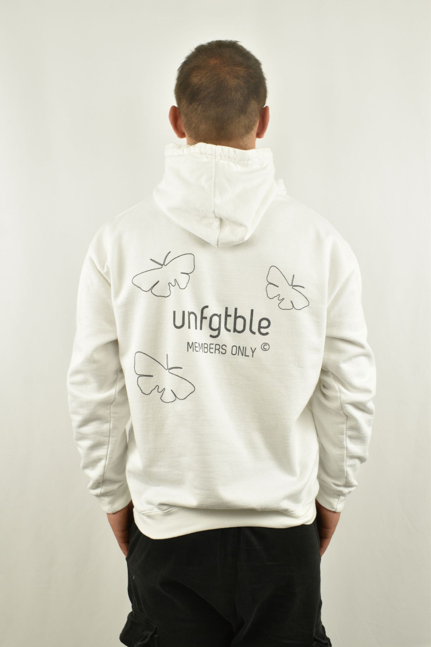 Oversized Hoodie Members Only in der Rückansicht - nachhaltige Streetwear von unfgtble