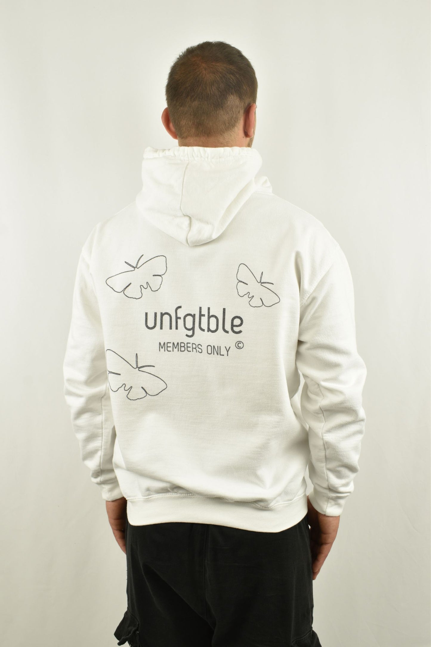 Oversized Hoodie Members Only in der Seitenansicht - nachhaltige Streetwear von unfgtble