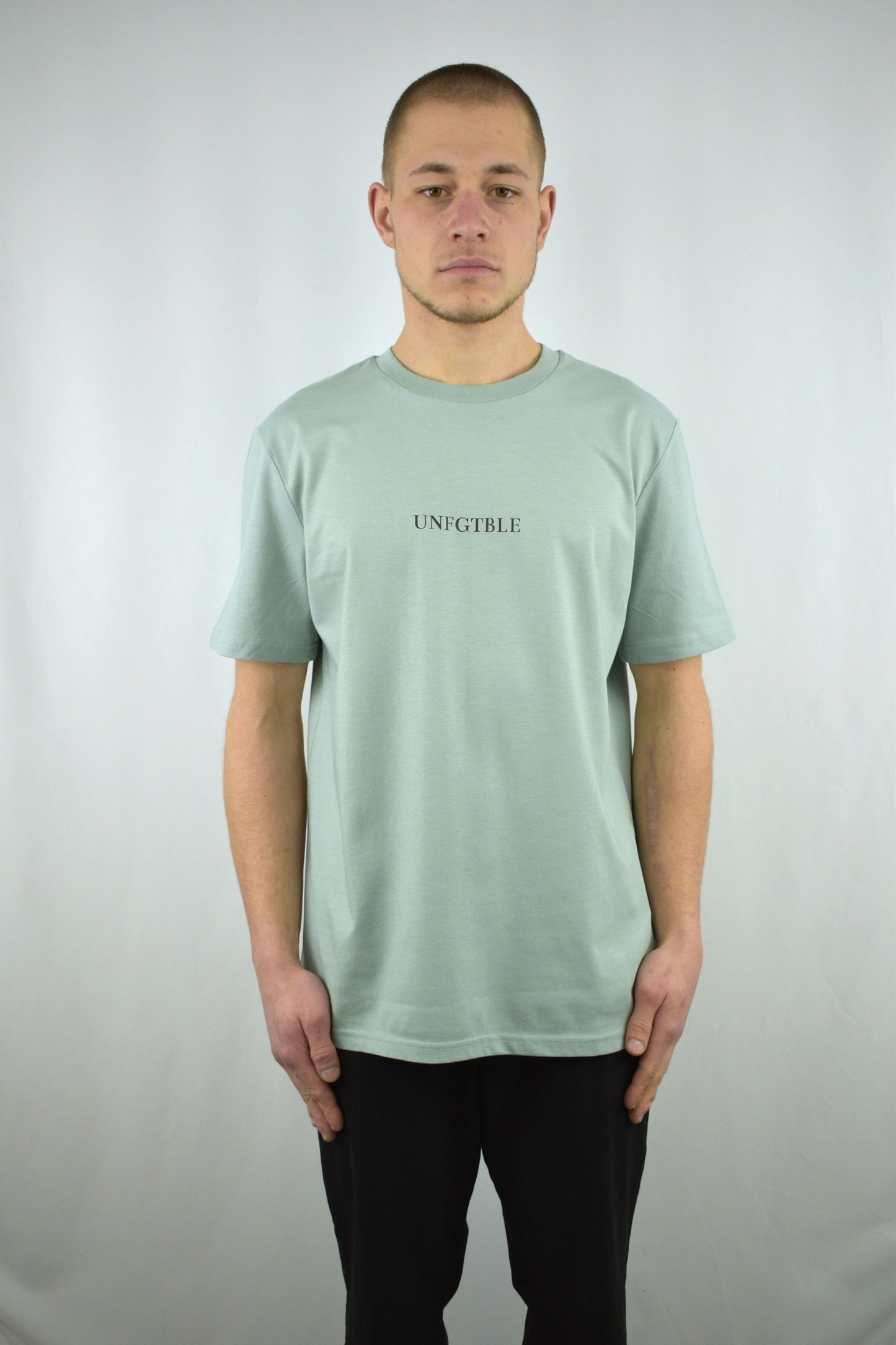Oversized T-Shirt Basic in Aloe in der Frontansicht - nachhaltige Streetwear von unfgtble
