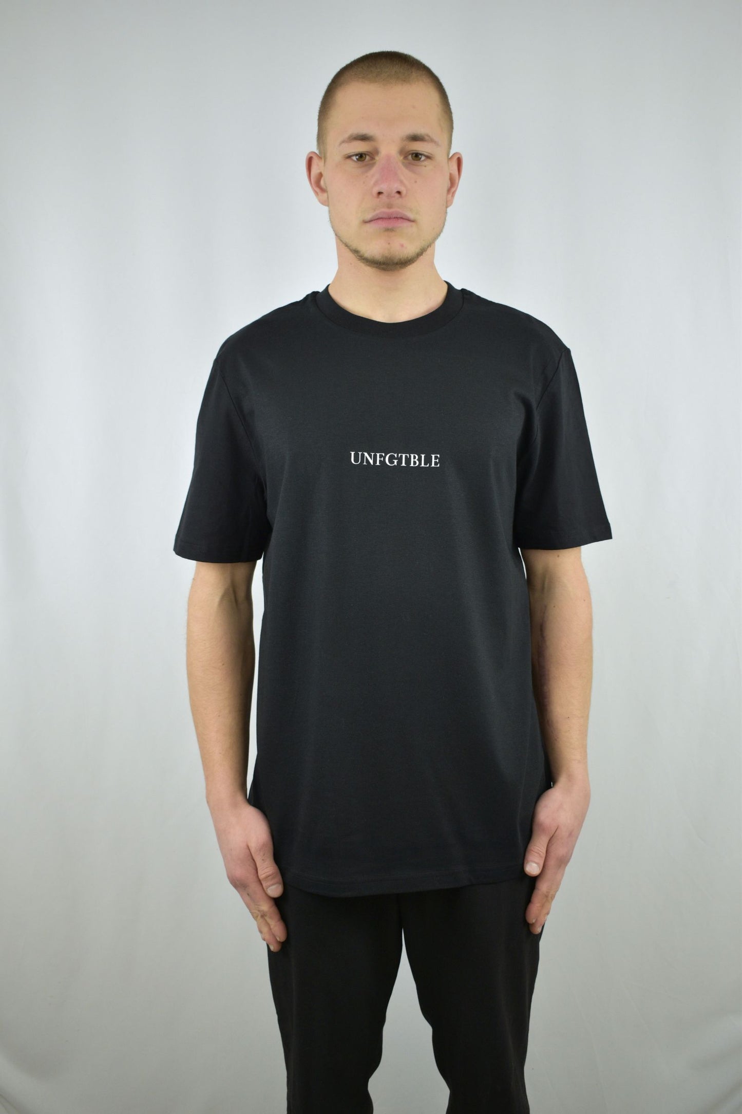 Oversized T-Shirt Basic in schwarz in der Frontansicht - nachhaltige Streetwear von unfgtble