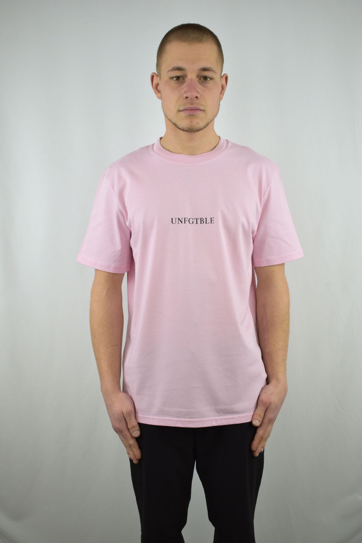 Oversized T-Shirt Basic in Pink in der Frontansicht - nachhaltige Streetwear von unfgtble