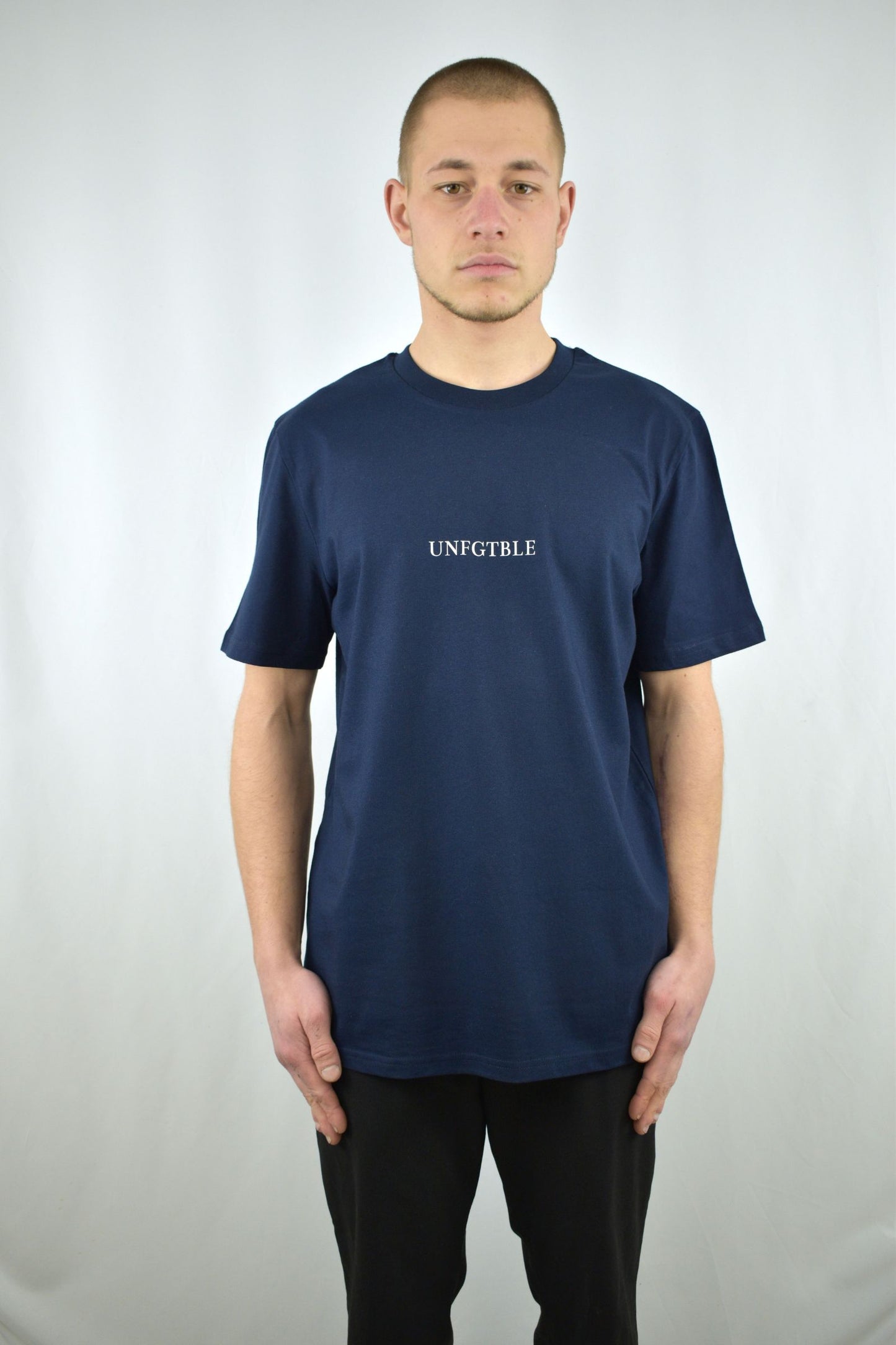 Oversized T-Shirt Basic in Marineblau in der Frontansicht - nachhaltige Streetwear von unfgtble