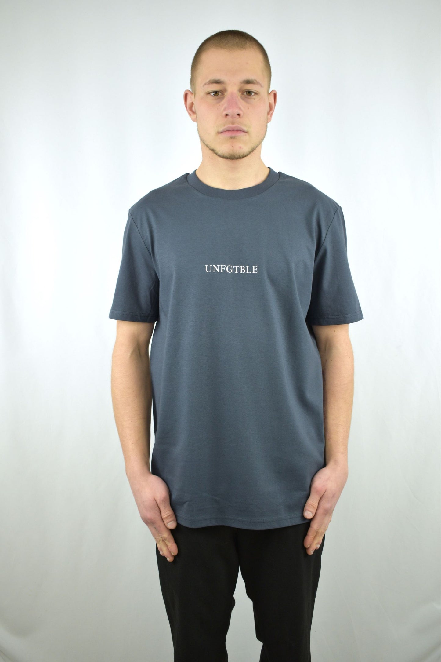 Oversized T-Shirt Basic in india-ink-grau in der Frontansicht - nachhaltige Streetwear von unfgtble