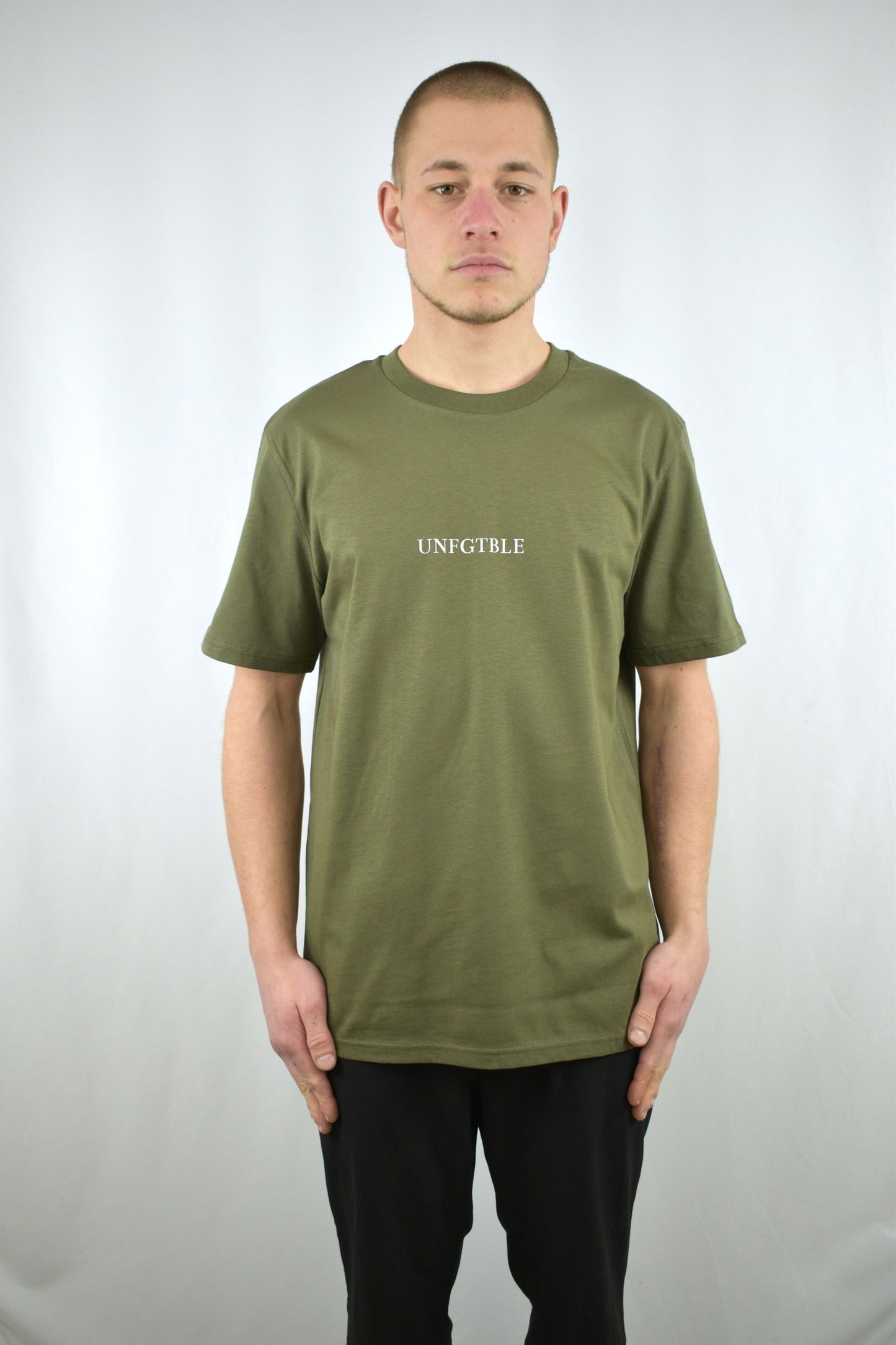 Oversized T-Shirt Basic in khaki in der Frontansicht - nachhaltige Streetwear von unfgtble