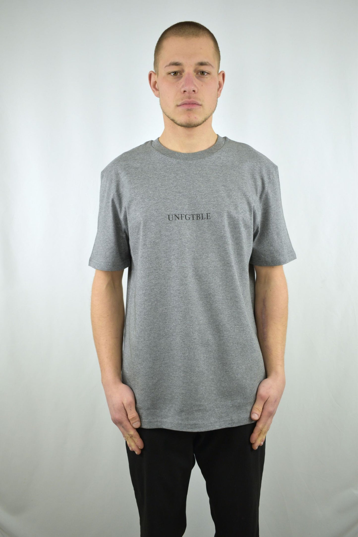 Oversized T-Shirt Basic in mid-heather-grau in der Frontansicht - nachhaltige Streetwear von unfgtble
