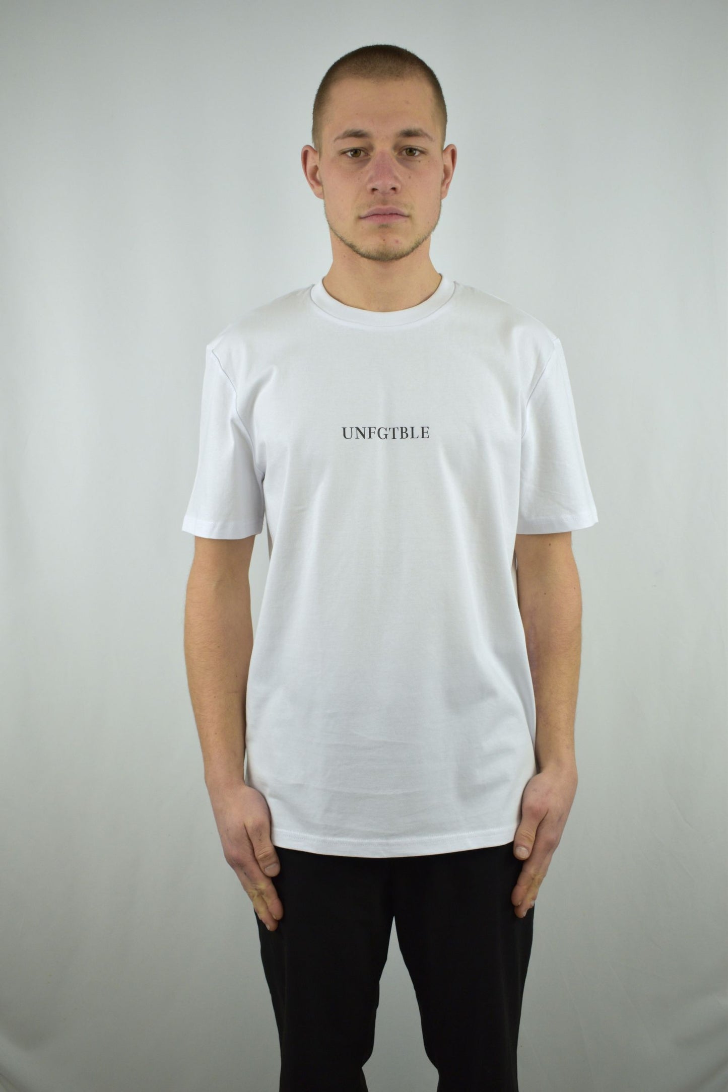 Oversized T-Shirt Basic in weiß in der Frontansicht - nachhaltige Streetwear von unfgtble