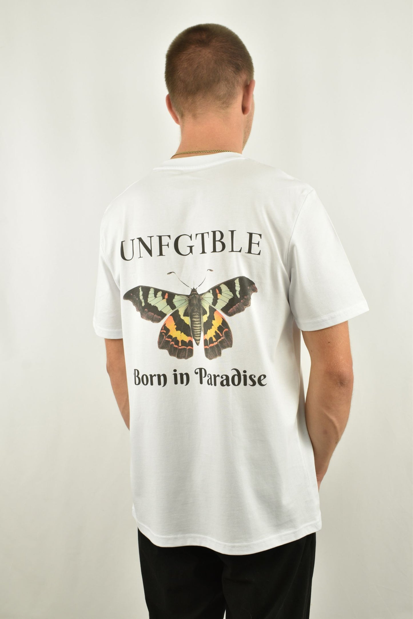 Oversized T-Shirt Born in Paradise in der Seitenansicht - nachhaltige Streetwear von unfgtble