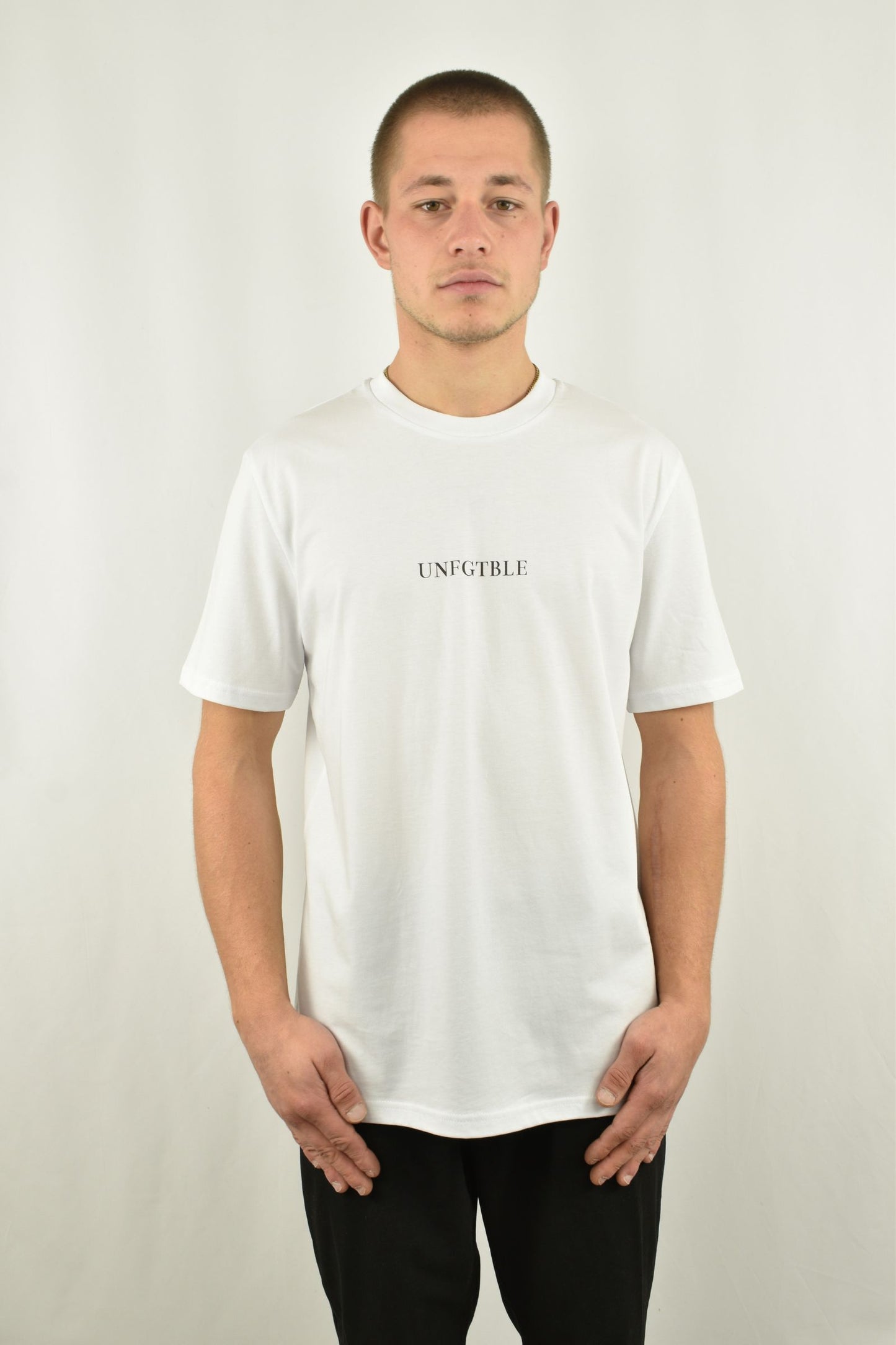 Oversized T-Shirt Born in Paradise in der Frontansicht - nachhaltige Streetwear von unfgtble