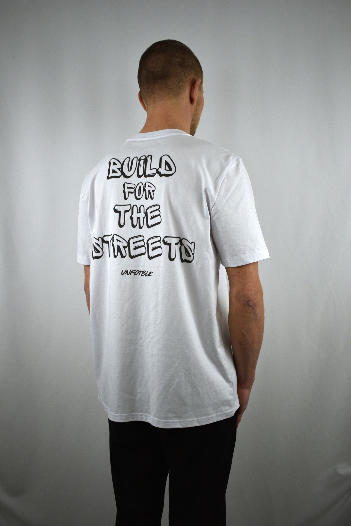 Oversized T-Shirt Build For The Streets in der Seitenansicht - nachhaltige Streetwear von unfgtble