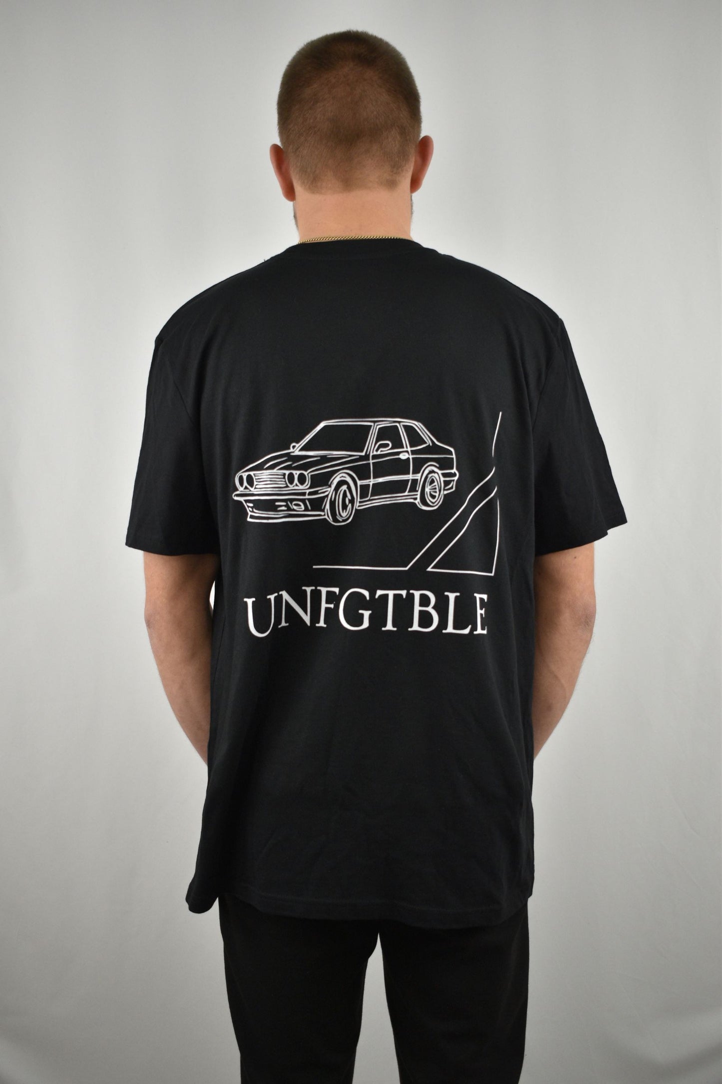 Oversized T-Shirt Car in Schwarz in der Rückansicht - nachhaltige Streetwear von unfgtble