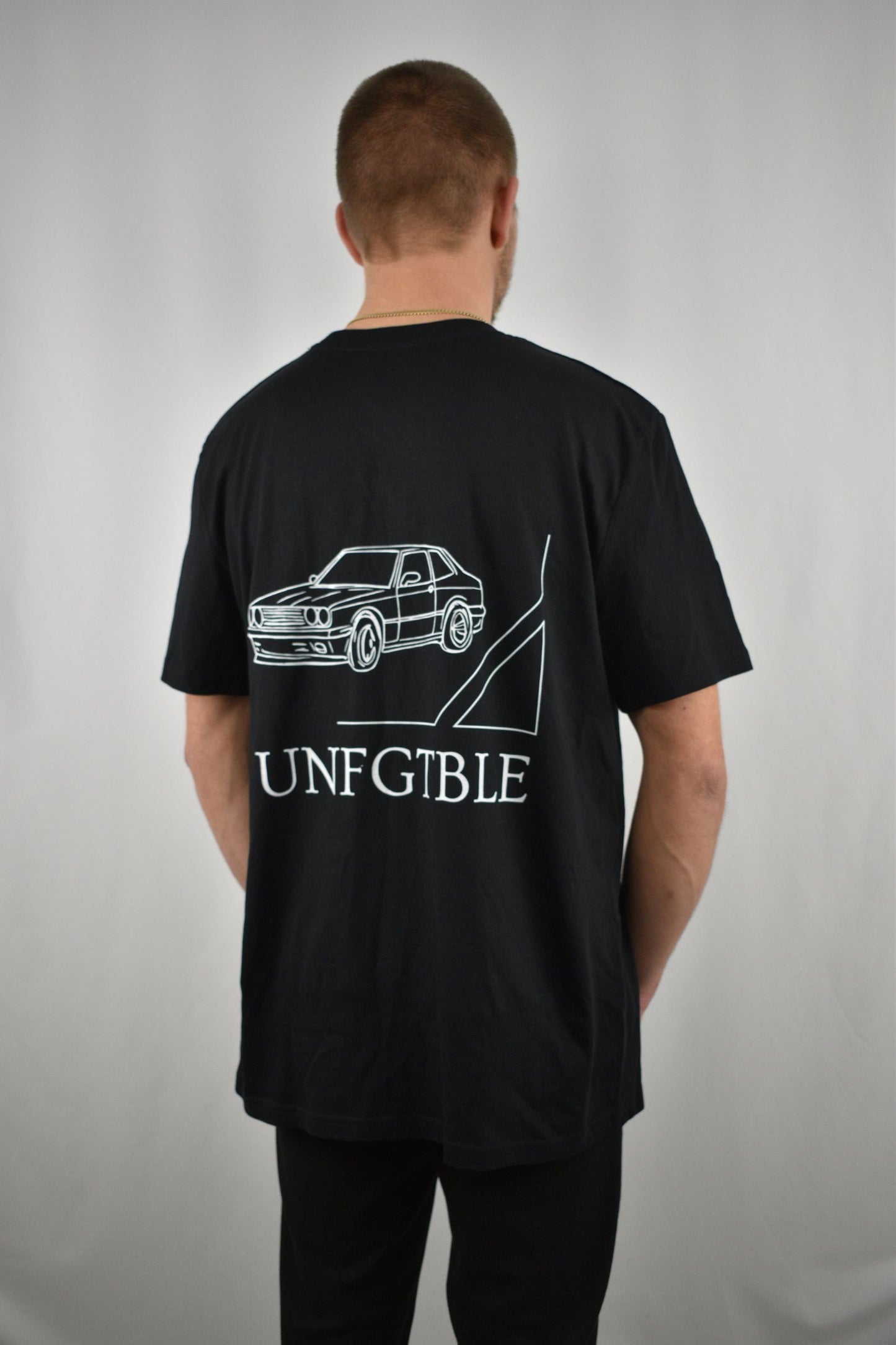 Oversized T-Shirt Car in Schwarz in der Seitenansicht - nachhaltige Streetwear von unfgtble