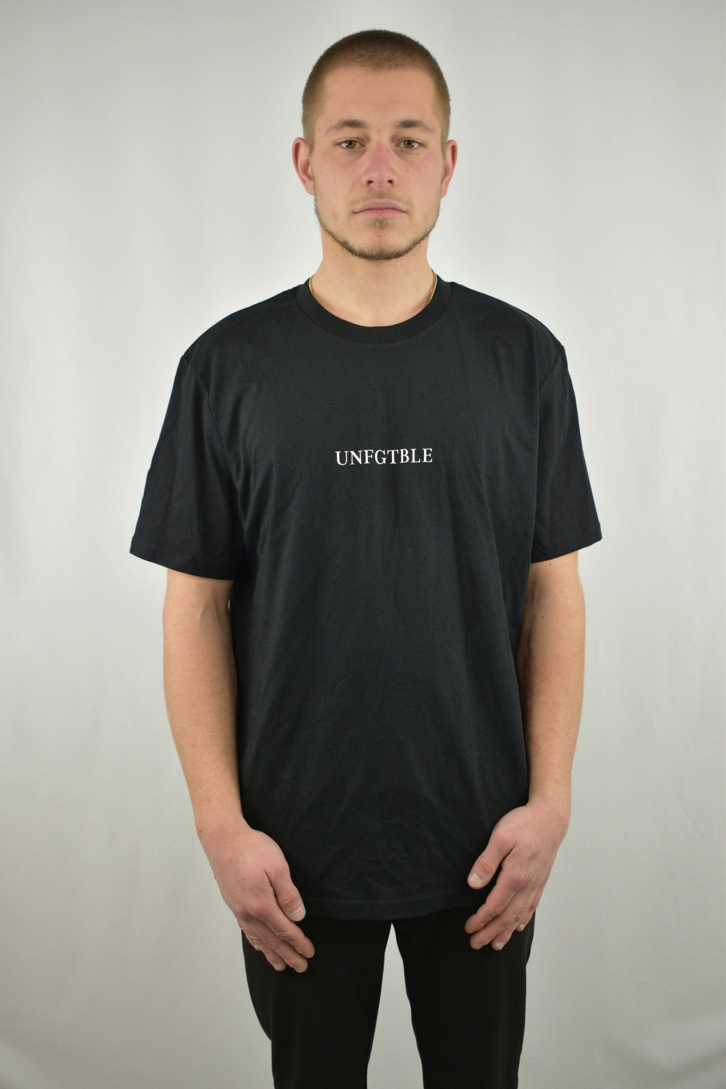 Oversized T-Shirt Car in Schwarz in der Frontansicht - nachhaltige Streetwear von unfgtble