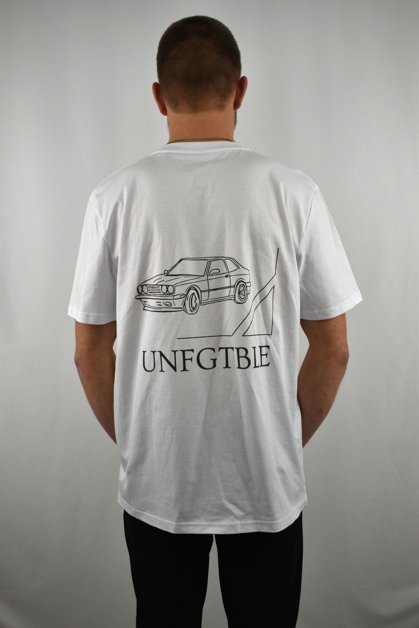 Oversized T-Shirt Car in Weiß in der Rückansicht - nachhaltige Streetwear von unfgtble