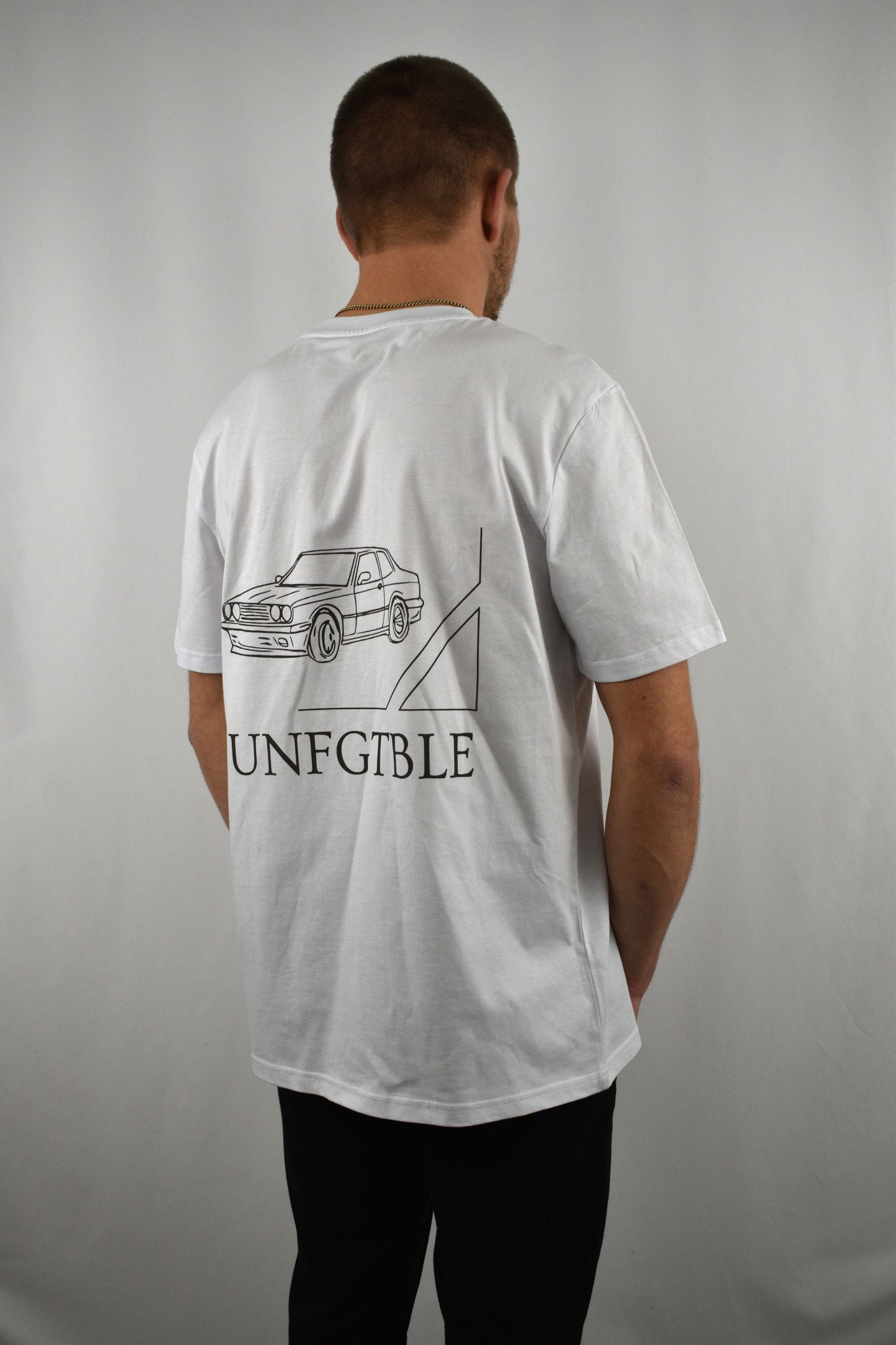 Oversized T-Shirt Car in Weiß in der Seitenansicht - nachhaltige Streetwear von unfgtble