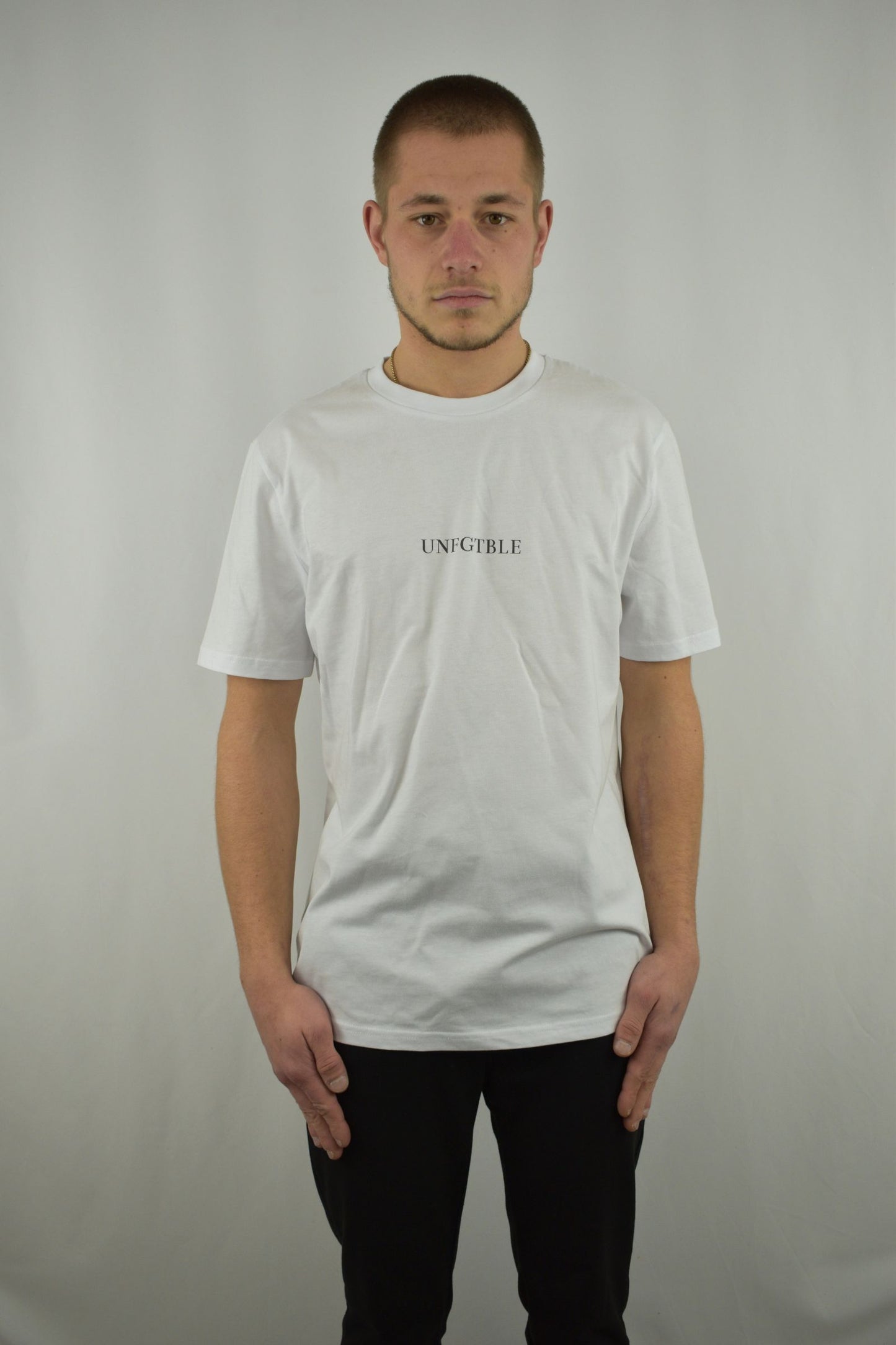 Oversized T-Shirt Car in Weiß in der Frontansicht - nachhaltige Streetwear von unfgtble