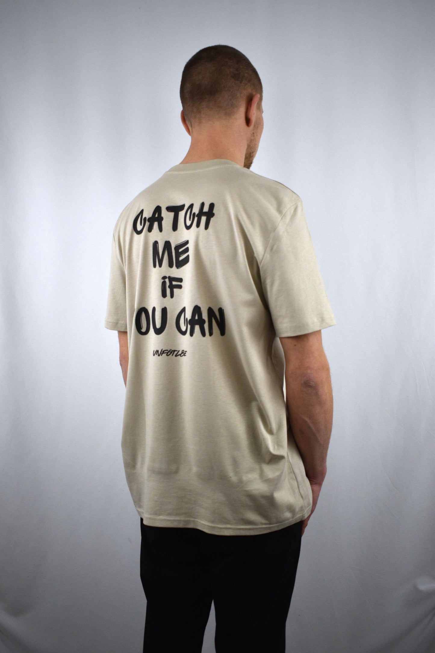 Oversized T-Shirt Catch me if you can in der Seitenansicht - nachhaltige Streetwear von unfgtble