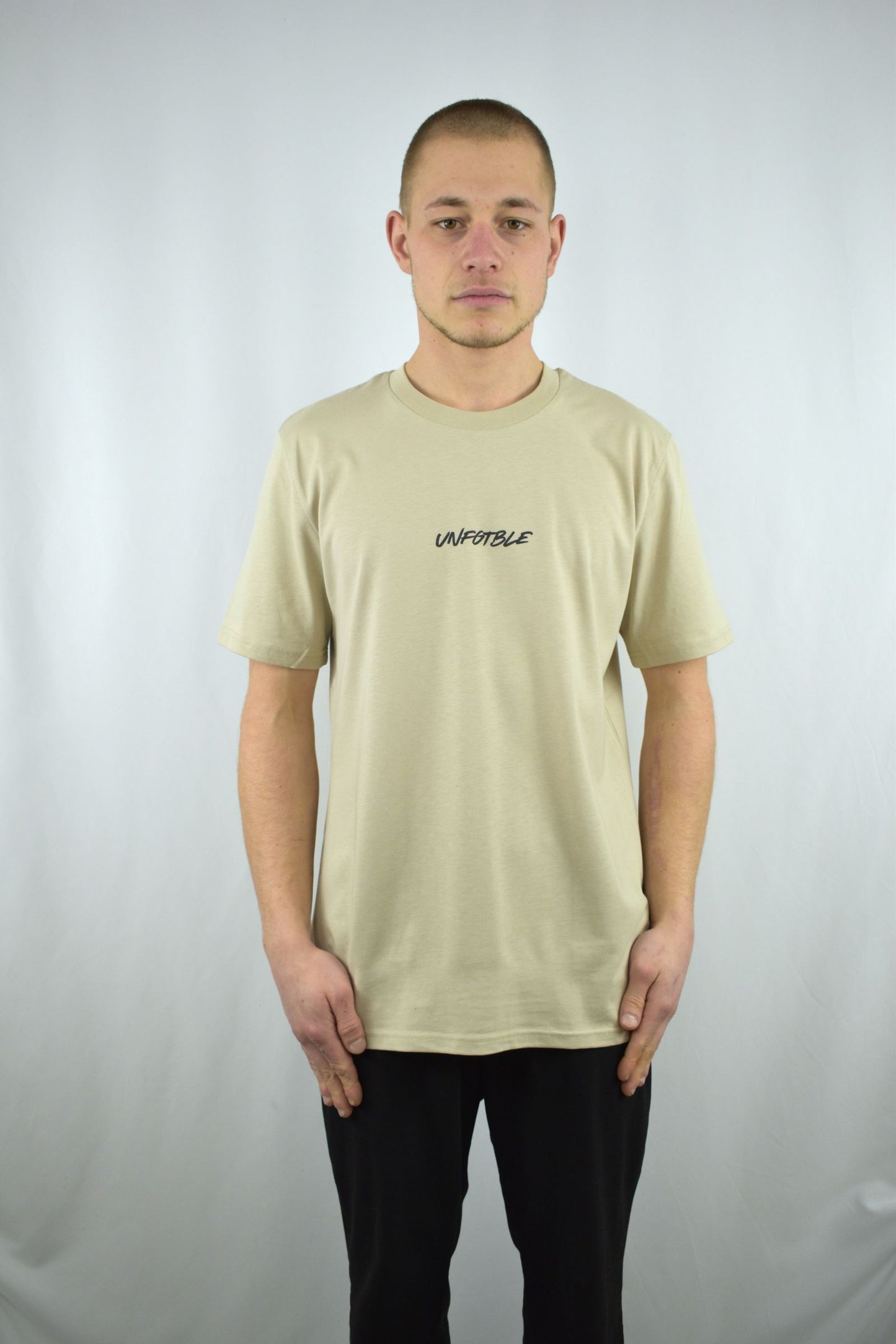 Oversized T-Shirt Catch me if you can in der Frontansicht - nachhaltige Streetwear von unfgtble