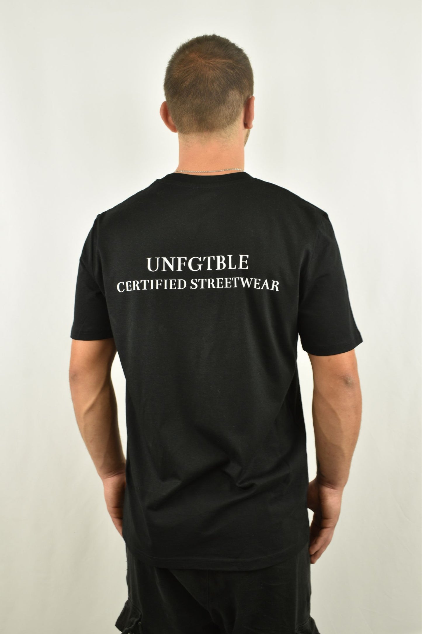 Oversized T-Shirt Certified Streetwear in der Seitenansicht - nachhaltige Streetwear von unfgtble