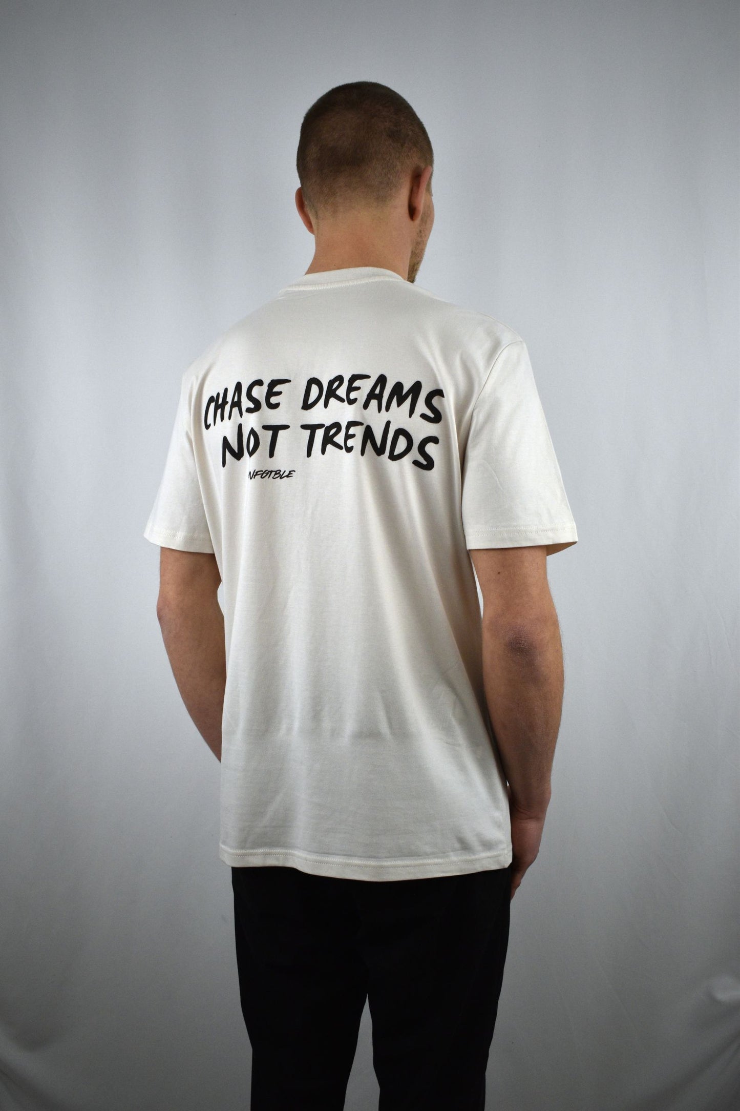 Oversized T-Shirt Chase Dreams Not Trends in der Seitenansicht - nachhaltige Streetwear von unfgtble