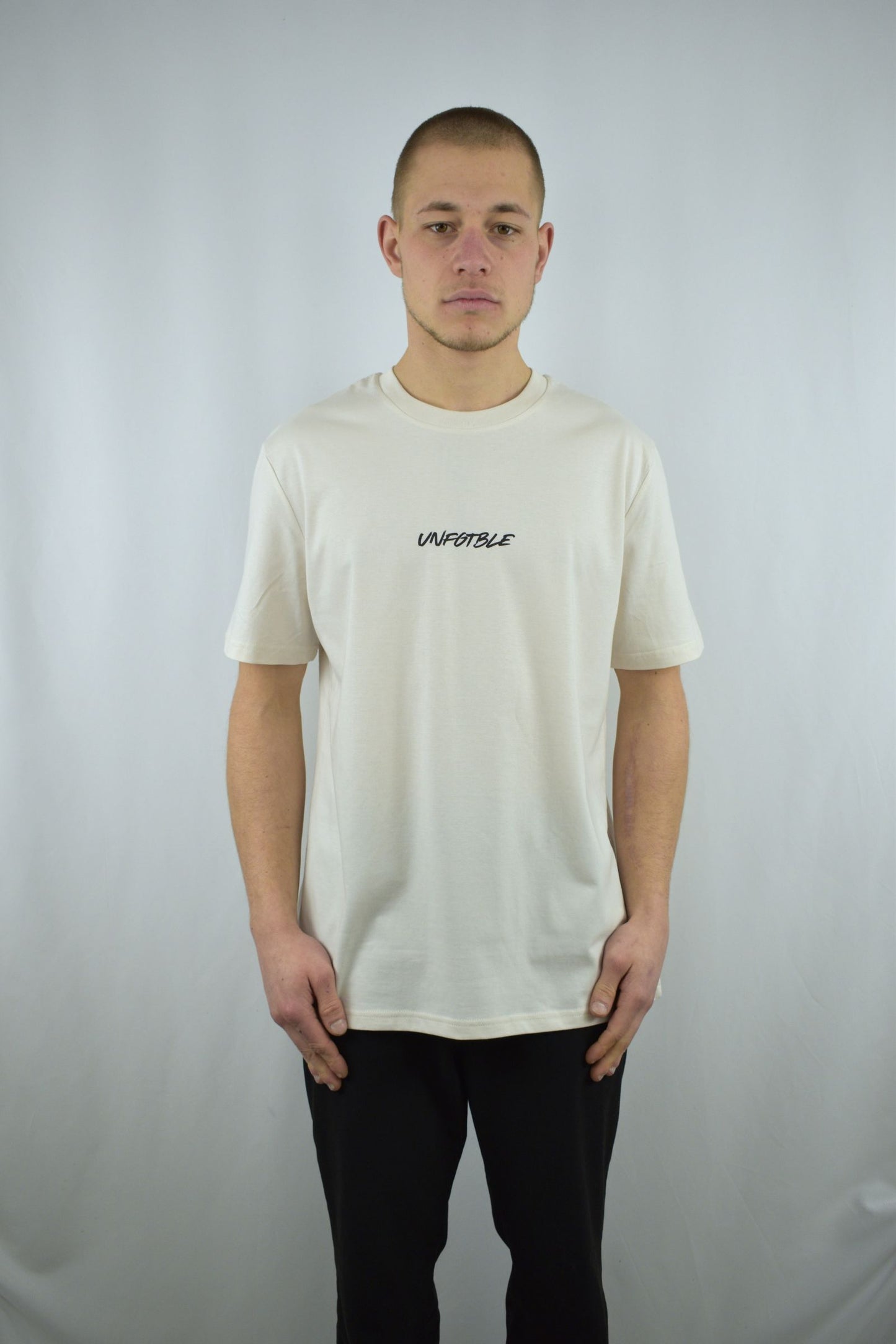 Oversized T-Shirt Chase Dreams Not Trends in der Frontansicht - nachhaltige Streetwear von unfgtble