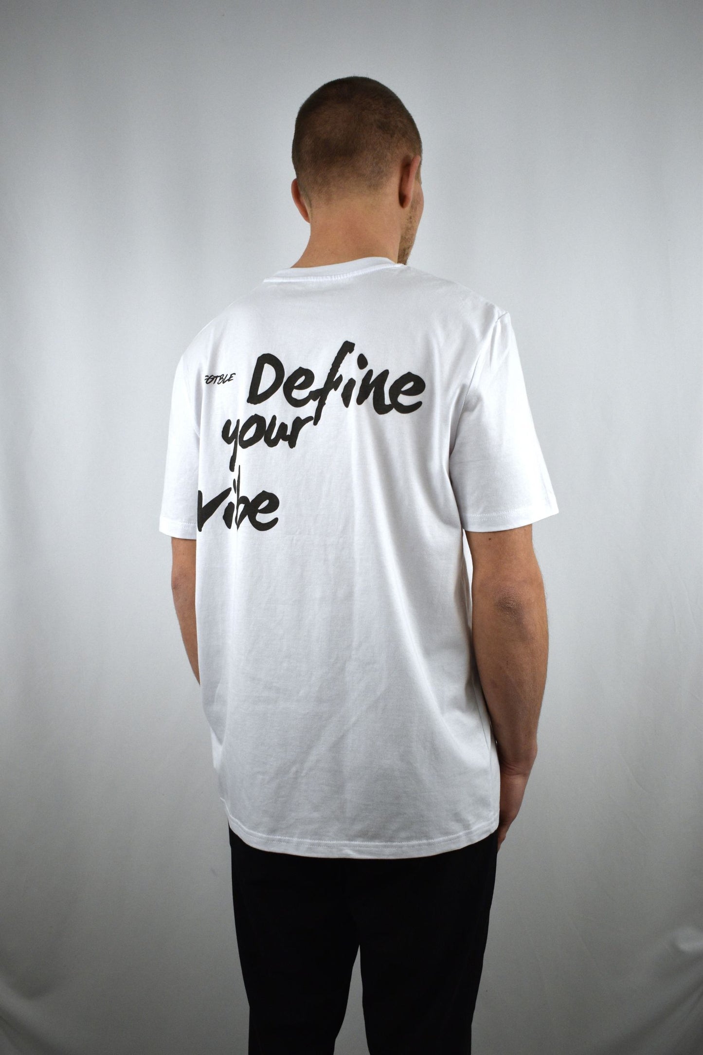 Oversized T-Shirt Define Your Vibe in der Seitenansicht - nachhaltige Streetwear von unfgtble
