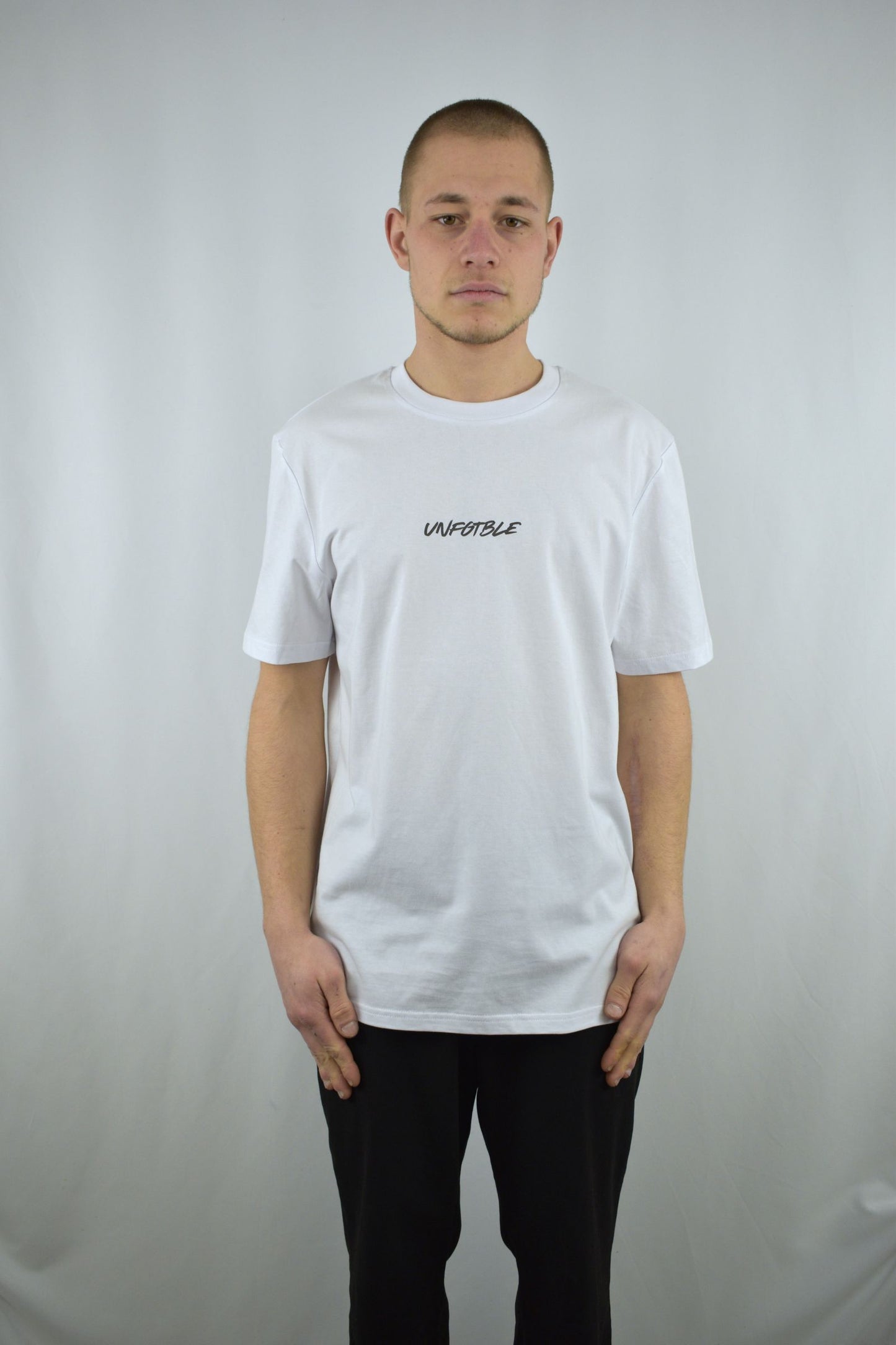 Oversized T-Shirt Define Your Vibe in der Frontansicht - nachhaltige Streetwear von unfgtble