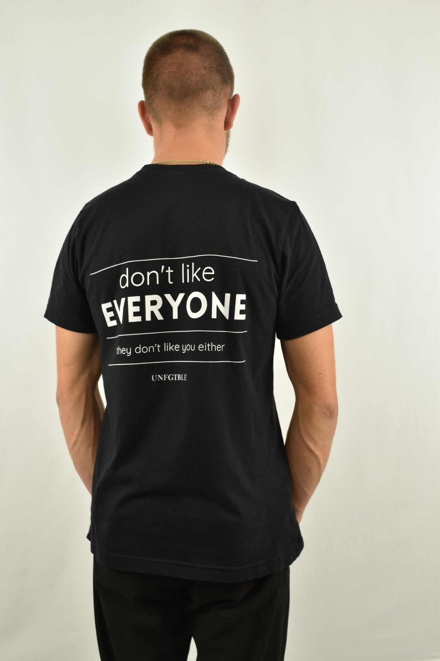 Oversized T-Shirt Dont Like Everyone in der Seitenansicht - nachhaltige Streetwear von unfgtble