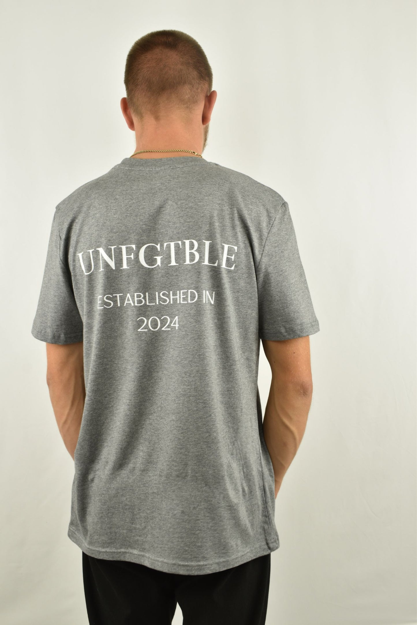 Oversized T-Shirt Established in 2024 in der Seitenansicht - nachhaltige Streetwear von unfgtble