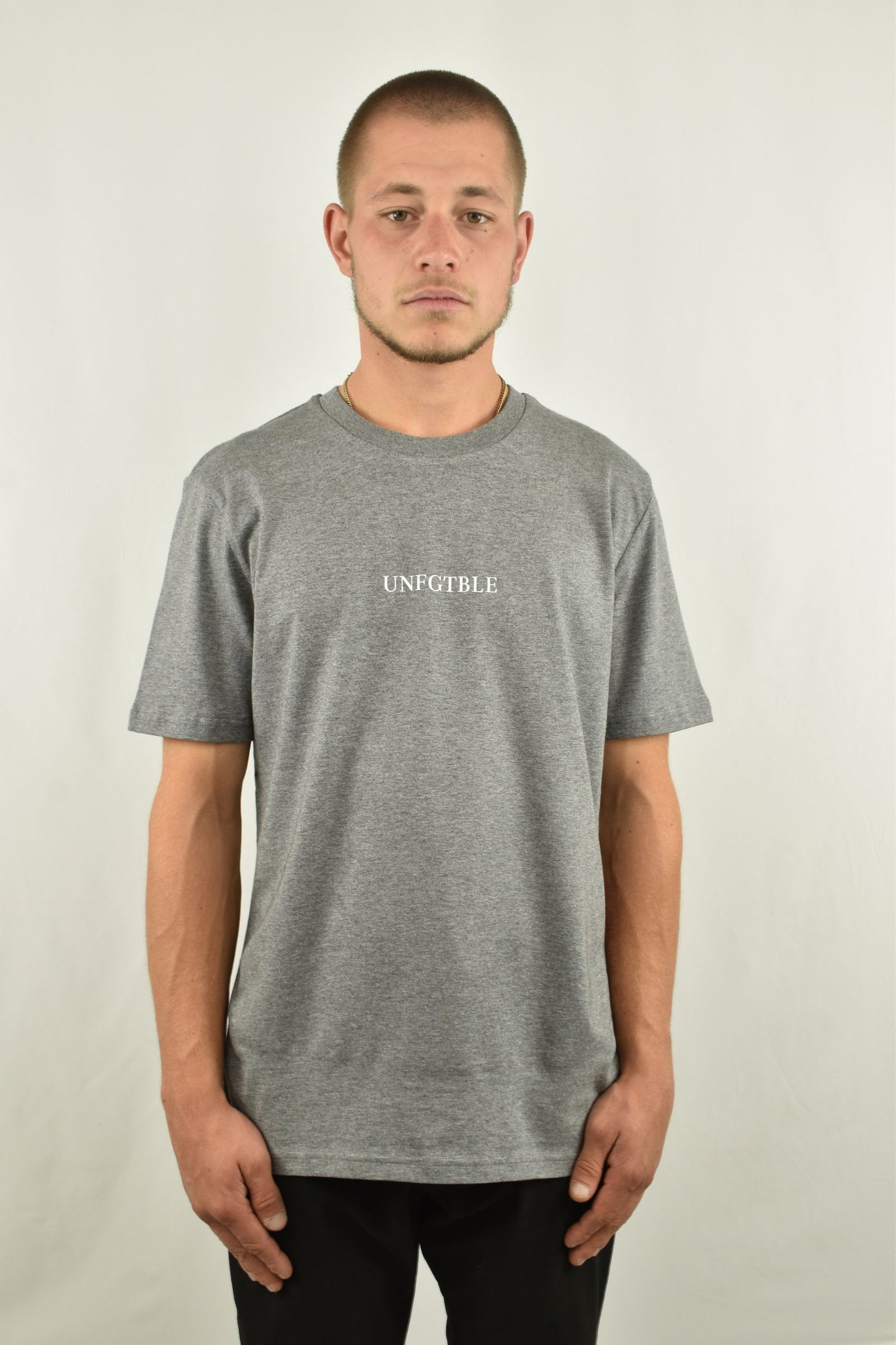 Oversized T-Shirt Established in 2024 in der Frontansicht - nachhaltige Streetwear von unfgtble