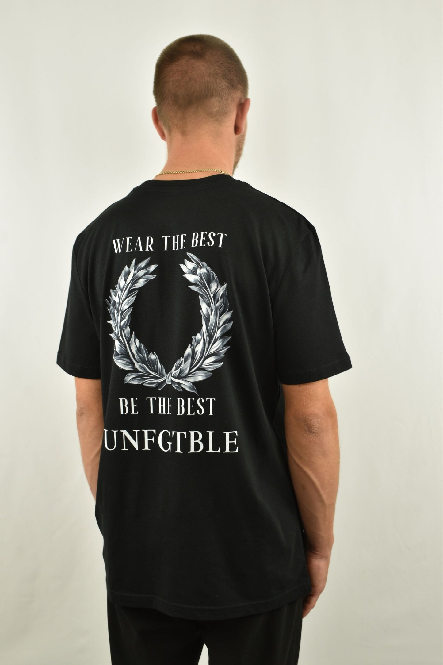 Oversized T-Shirt Laurel Wreath in der Seitenansicht - nachhaltige Streetwear von unfgtble