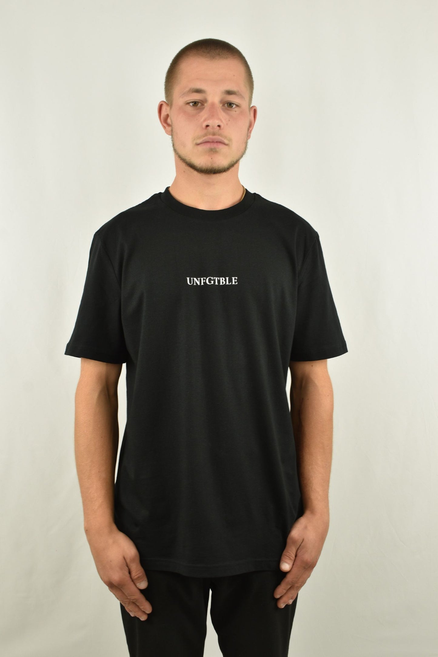 Oversized T-Shirt Laurel Wreath in der Frontansicht - nachhaltige Streetwear von unfgtble