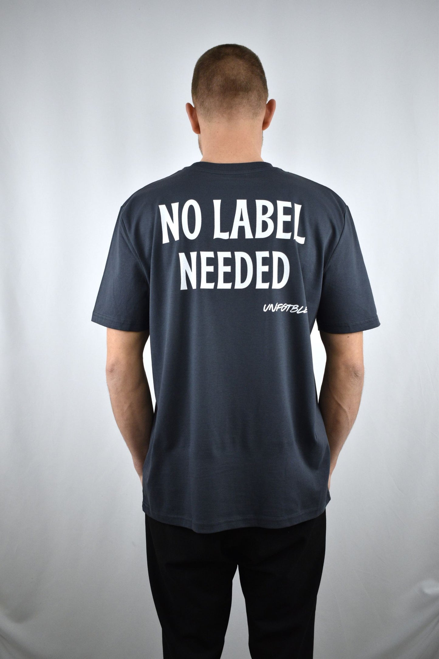 Oversized T-Shirt No Label Needed in der Rückansicht - nachhaltige Streetwear von unfgtble