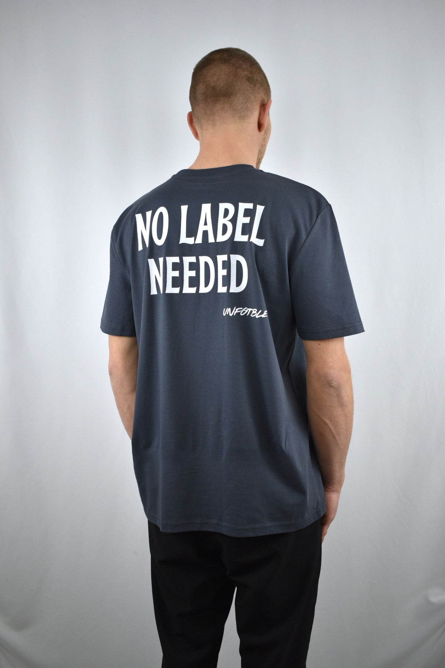 Oversized T-Shirt No Label Needed in der Seitenansicht - nachhaltige Streetwear von unfgtble