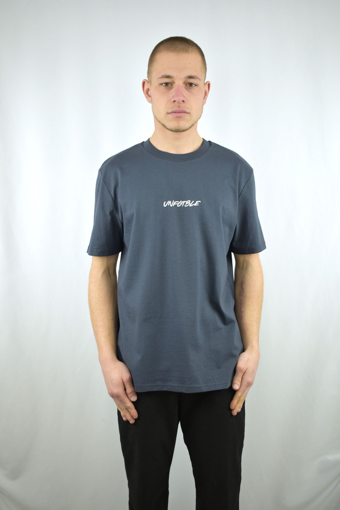 Oversized T-Shirt No Label Needed in der Frontansicht - nachhaltige Streetwear von unfgtble
