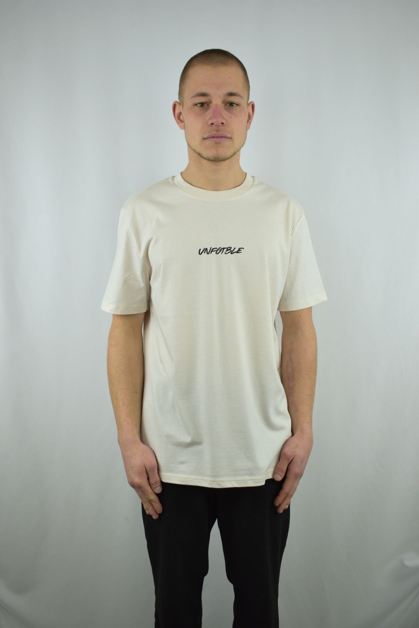 Oversized T-Shirt Nothing to Prove in der Frontansicht - nachhaltige Streetwear von unfgtble