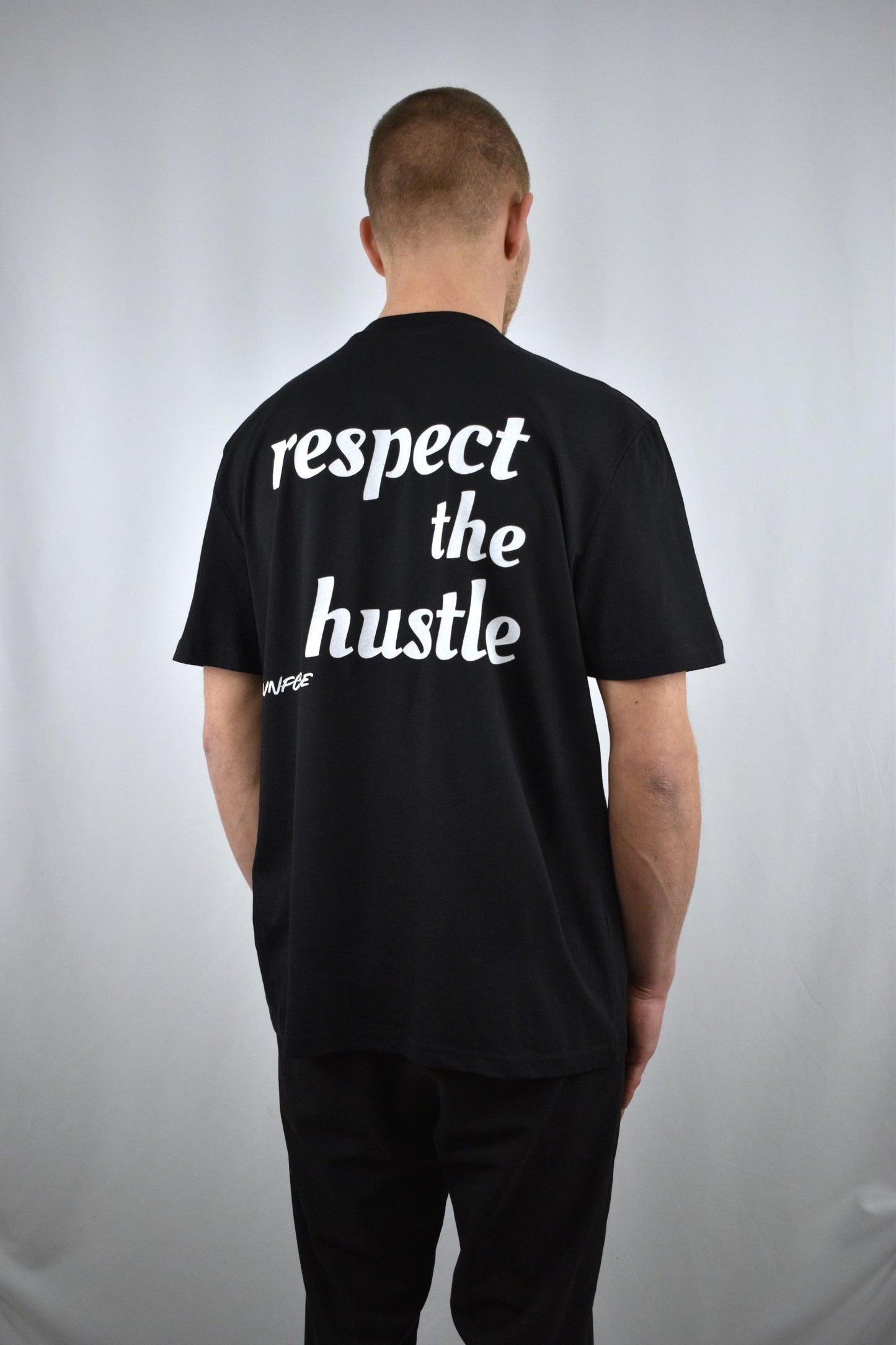 Oversized T-Shirt Respect the Hustle in der Seitenansicht - nachhaltige Streetwear von unfgtble