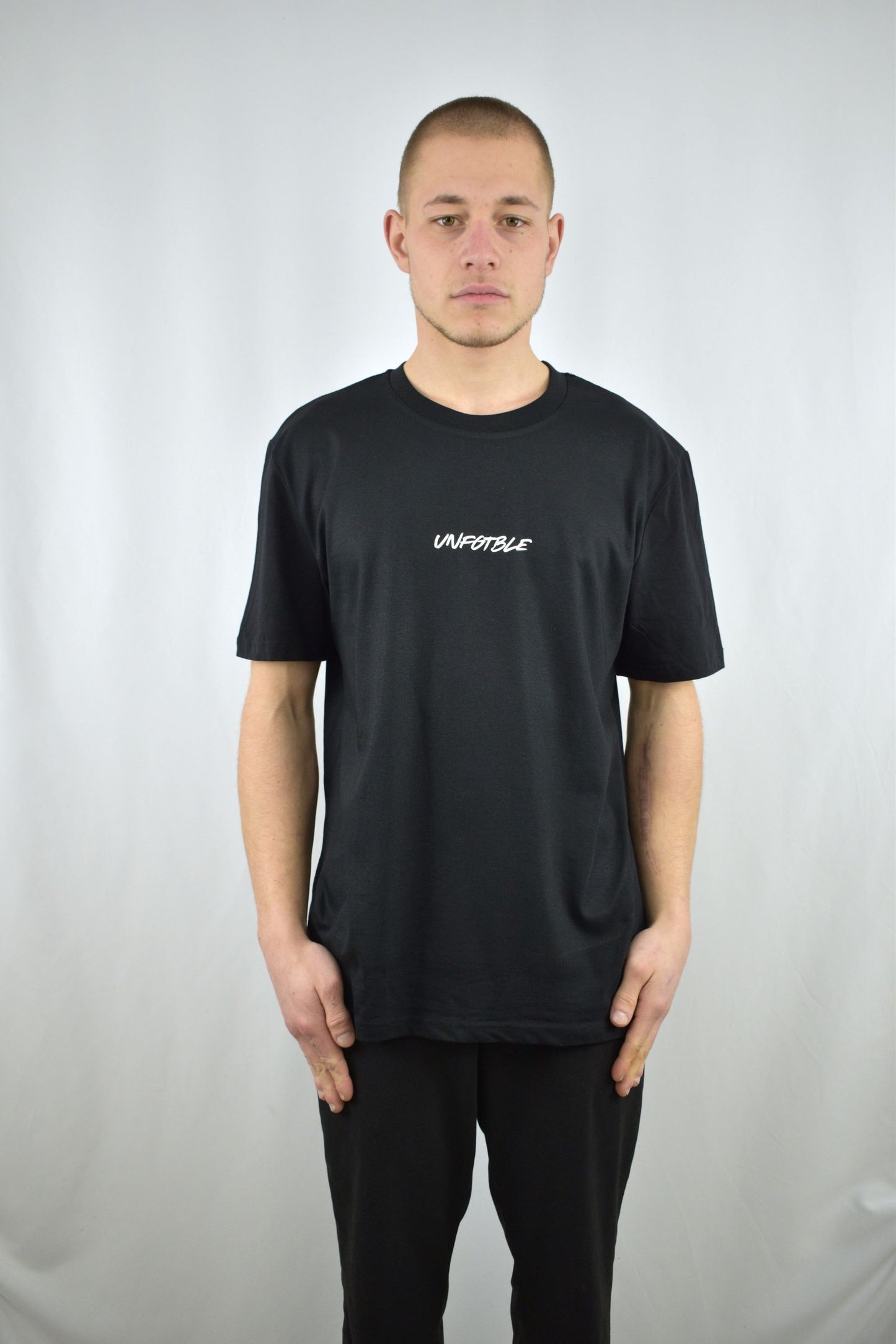 Oversized T-Shirt Respect the Hustle in der Frontansicht - nachhaltige Streetwear von unfgtble