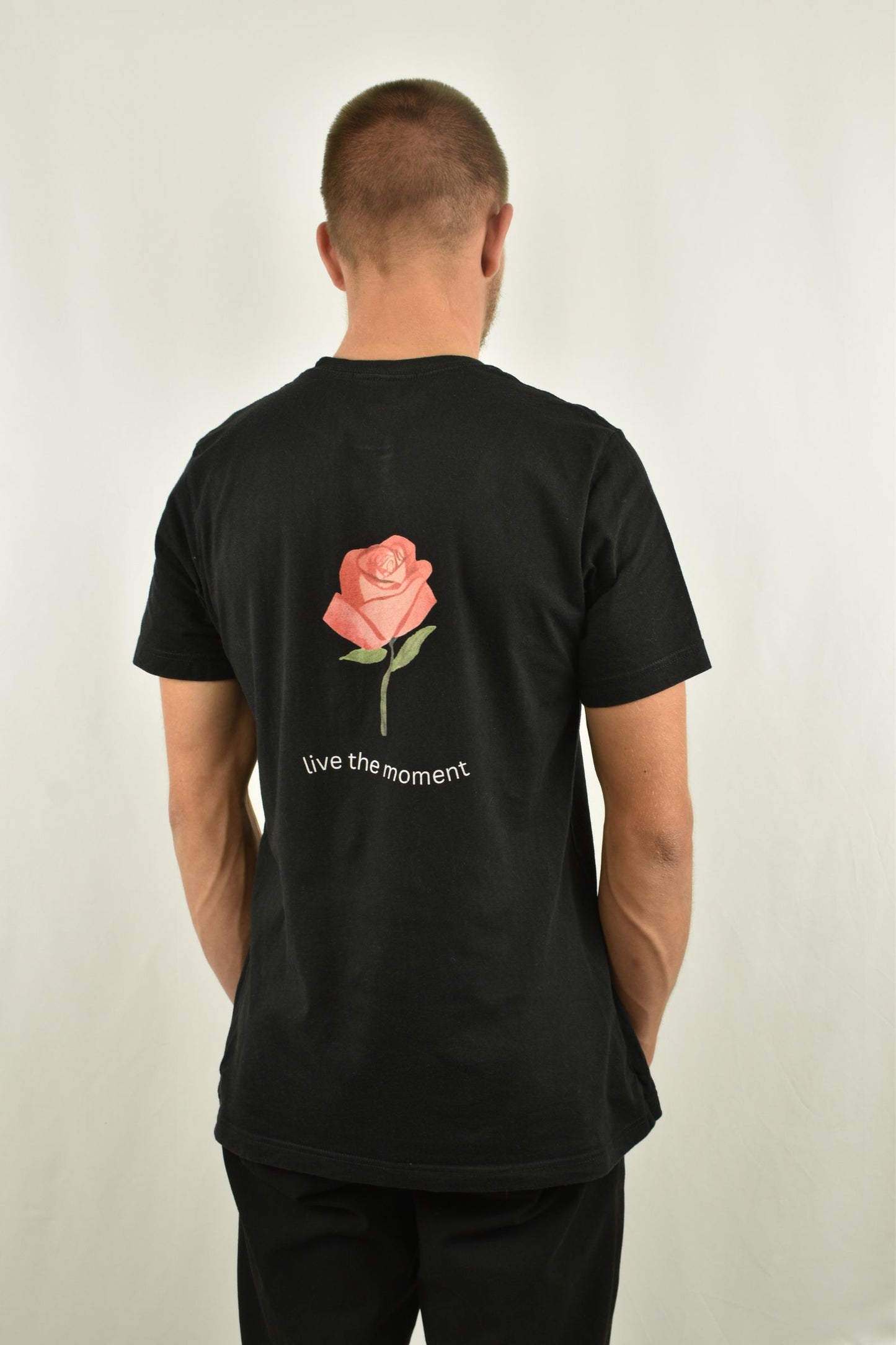 Oversized T-Shirt Rose in der Seitenansicht - nachhaltige Streetwear von unfgtble