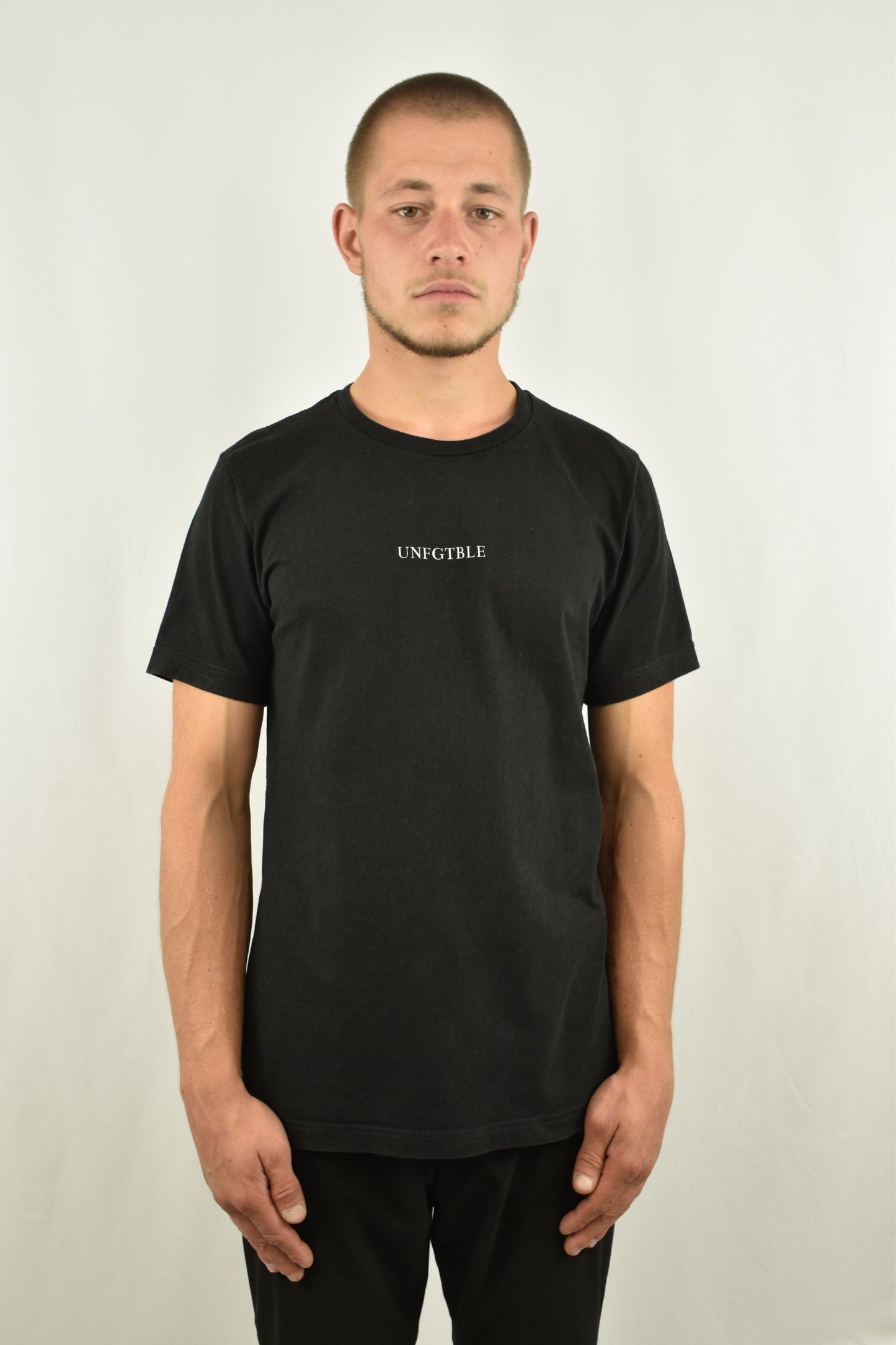 Oversized T-Shirt Rose in der Frontansicht - nachhaltige Streetwear von unfgtble