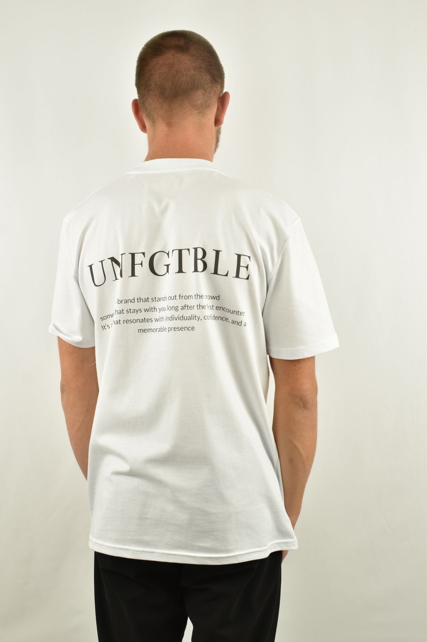 Oversized T-Shirt Saying in der Seitenansicht - nachhaltige Streetwear von unfgtble