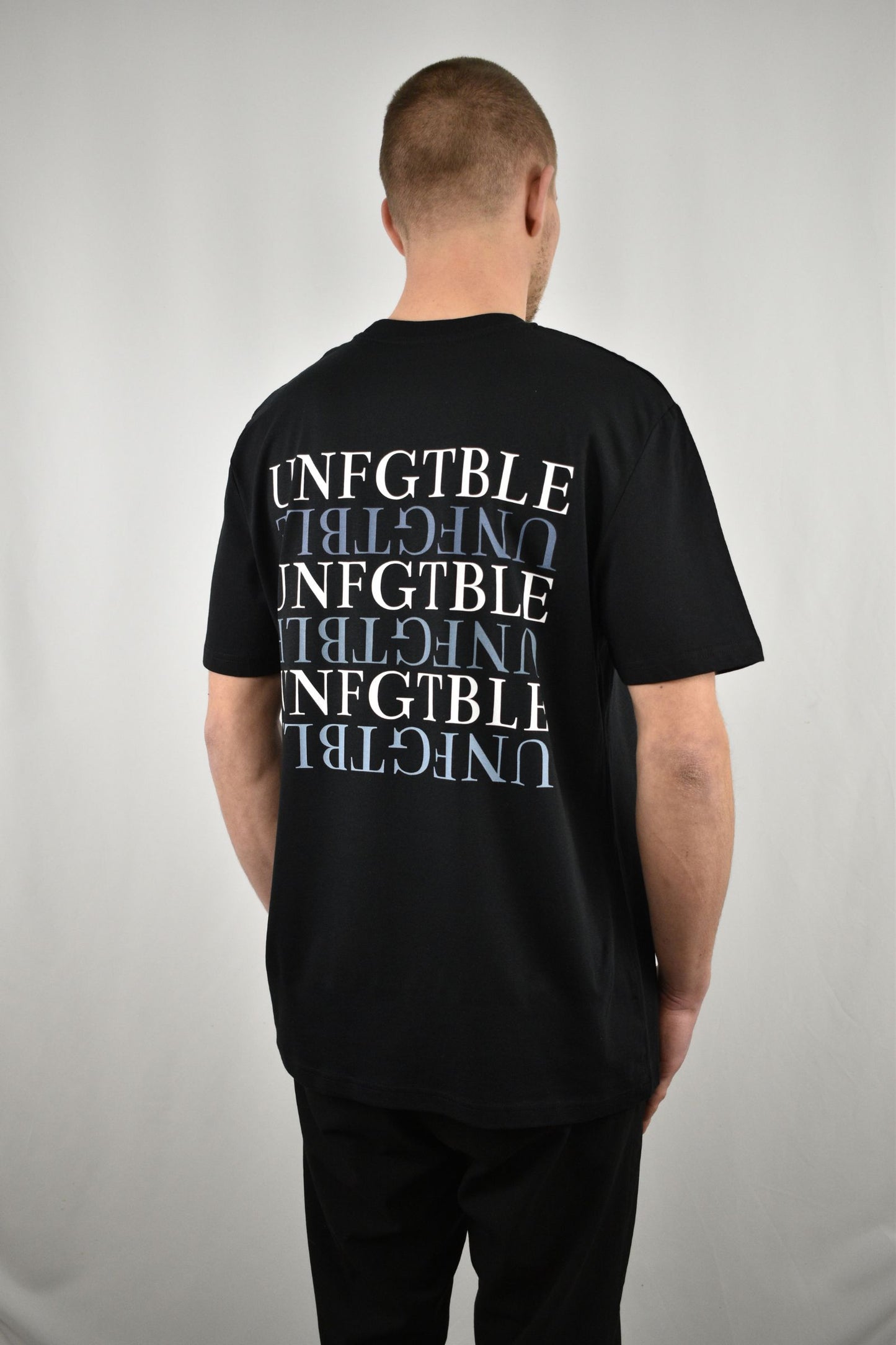Oversized T-Shirt Six Blau in der Farbe Schwarz in der Seitenansicht - nachhaltige Streetwear von unfgtble