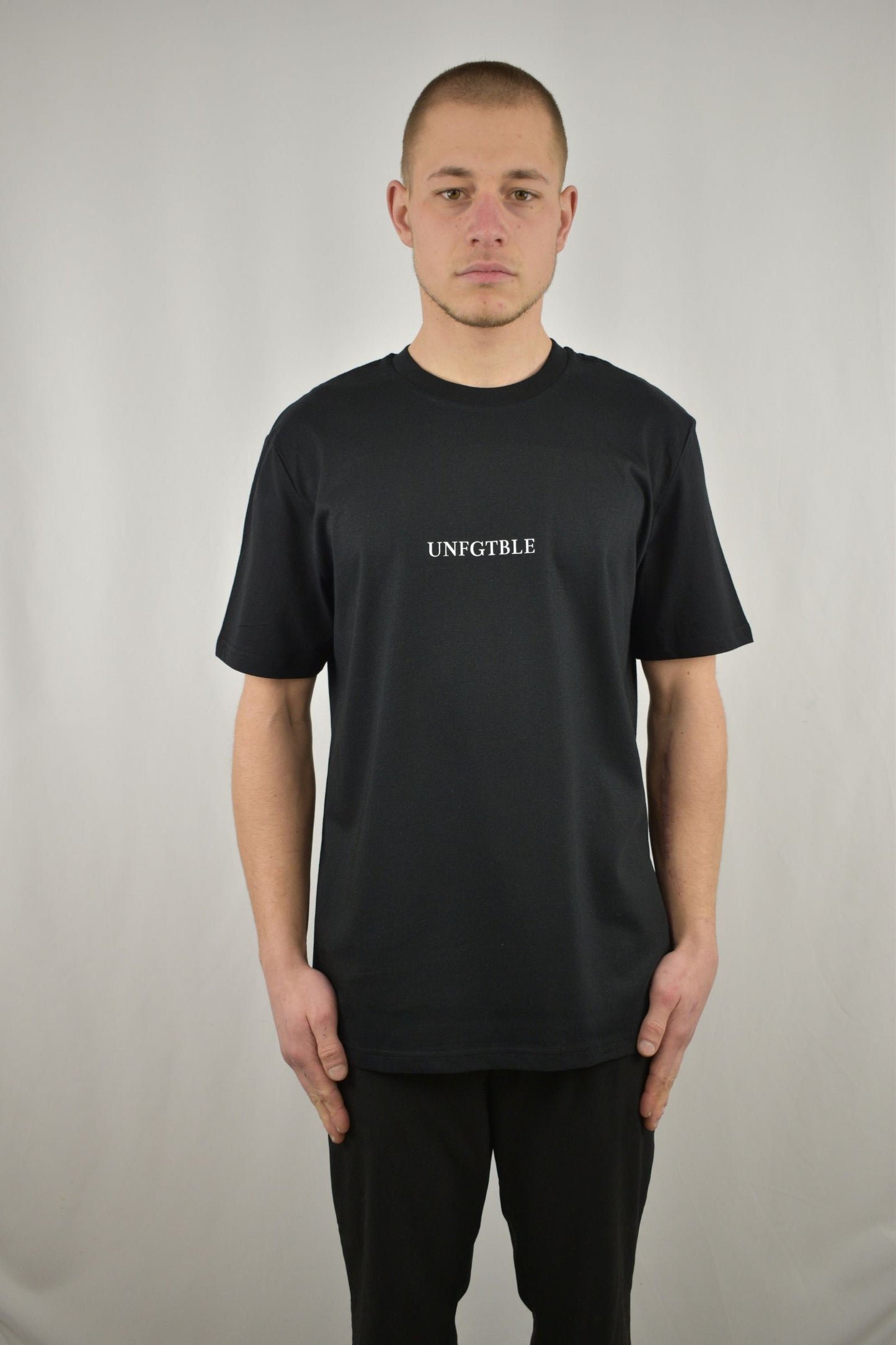 Oversized T-Shirt Six Blau in der Farbe Schwarz in der Frontansicht - nachhaltige Streetwear von unfgtble